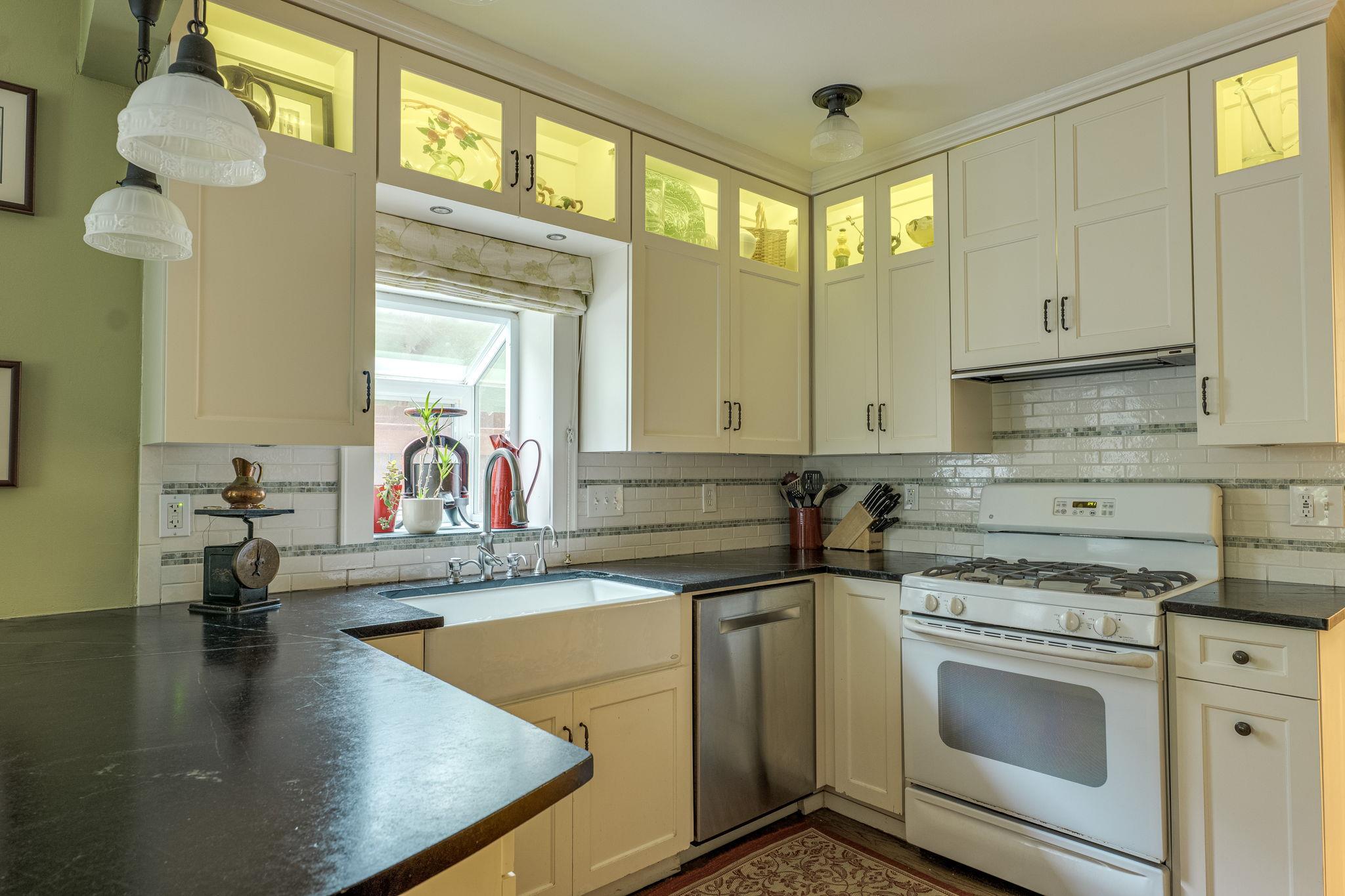 1609 Woodlawn Blvd Property Photo 2