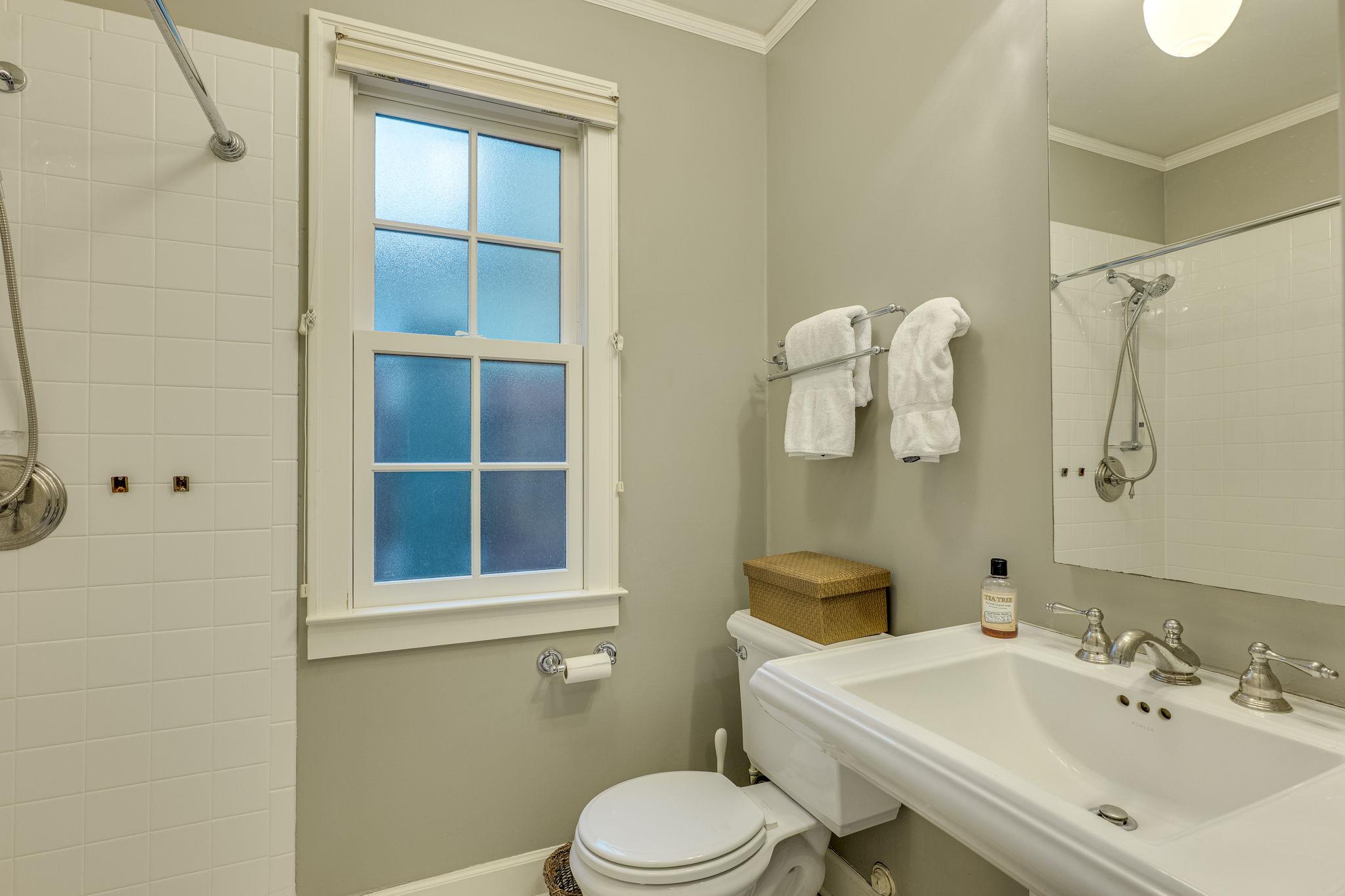 1609 Woodlawn Blvd Property Photo 7