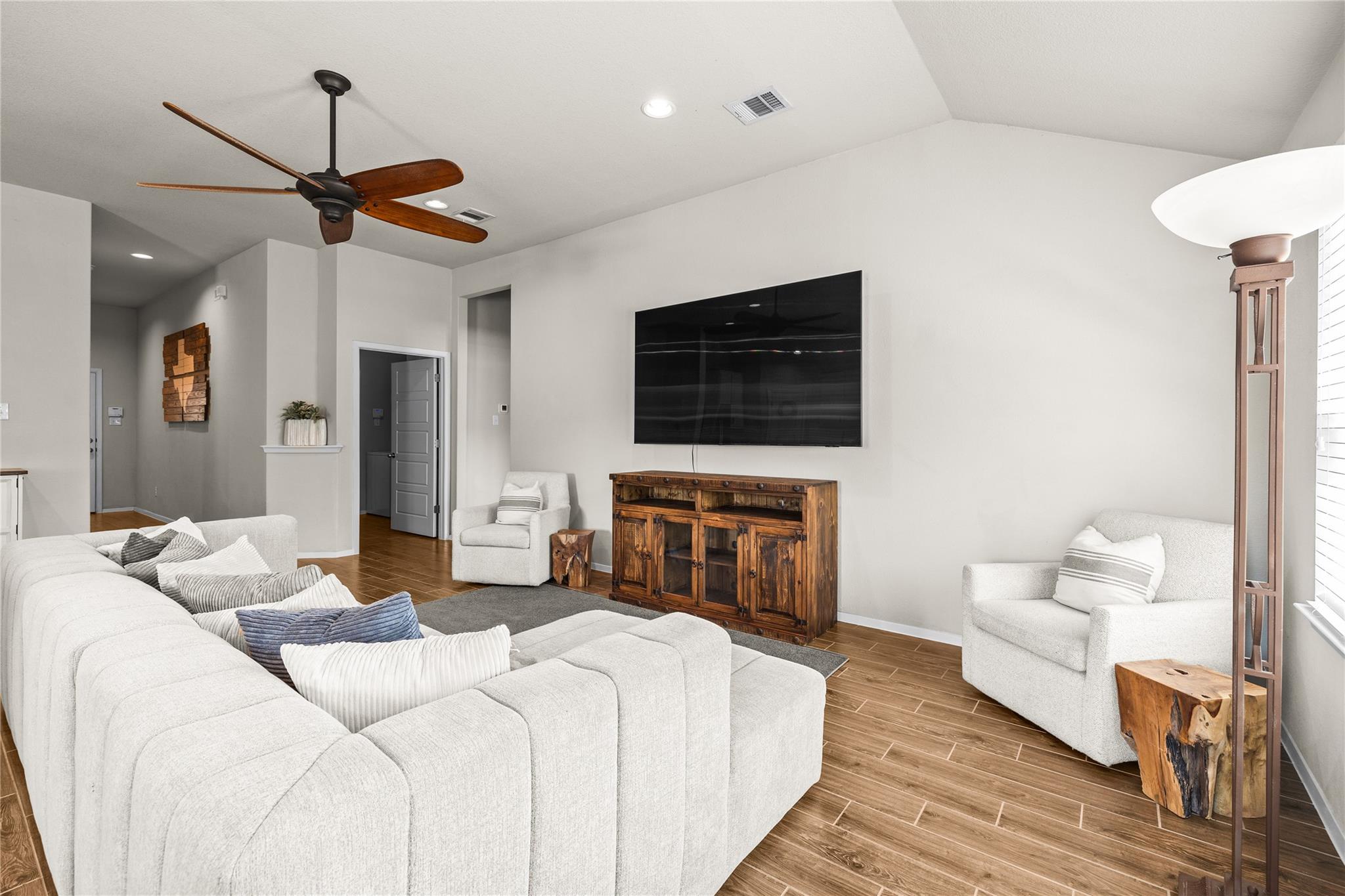 21204 Santa Rosa Ave Property Photo 5