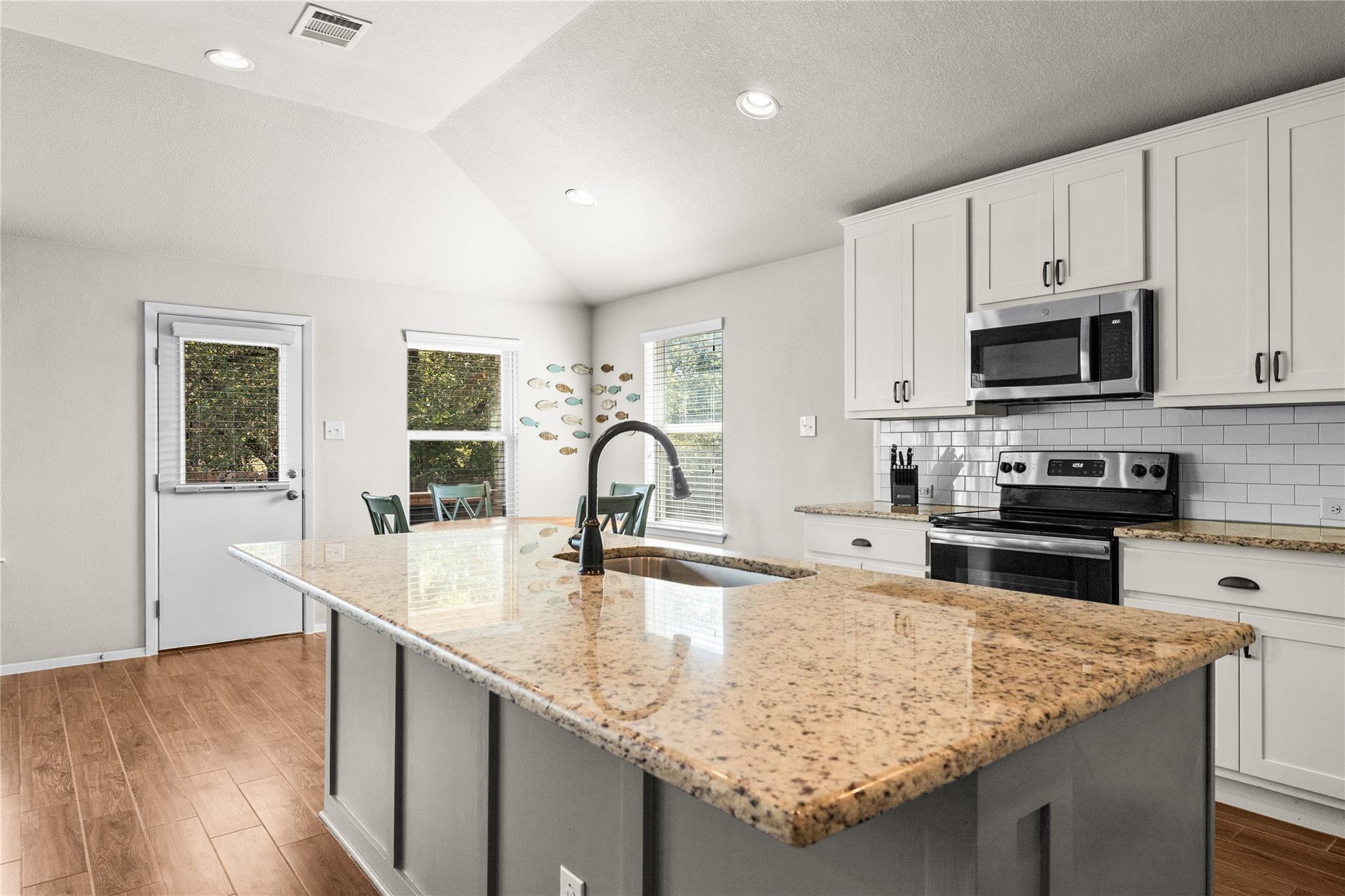 21204 Santa Rosa Ave Property Photo 18