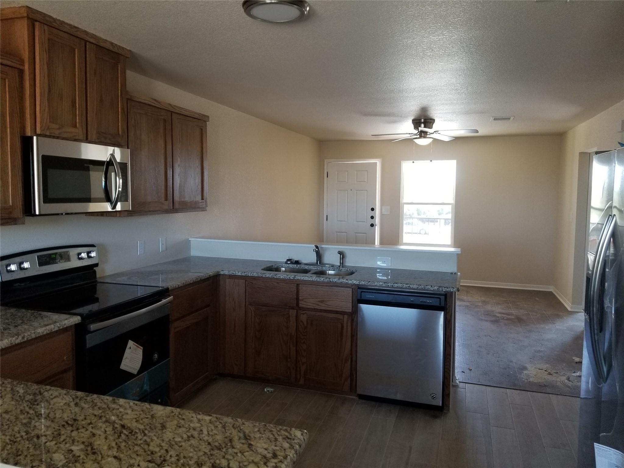 92 Sandstone Dr #b Property Photo 2