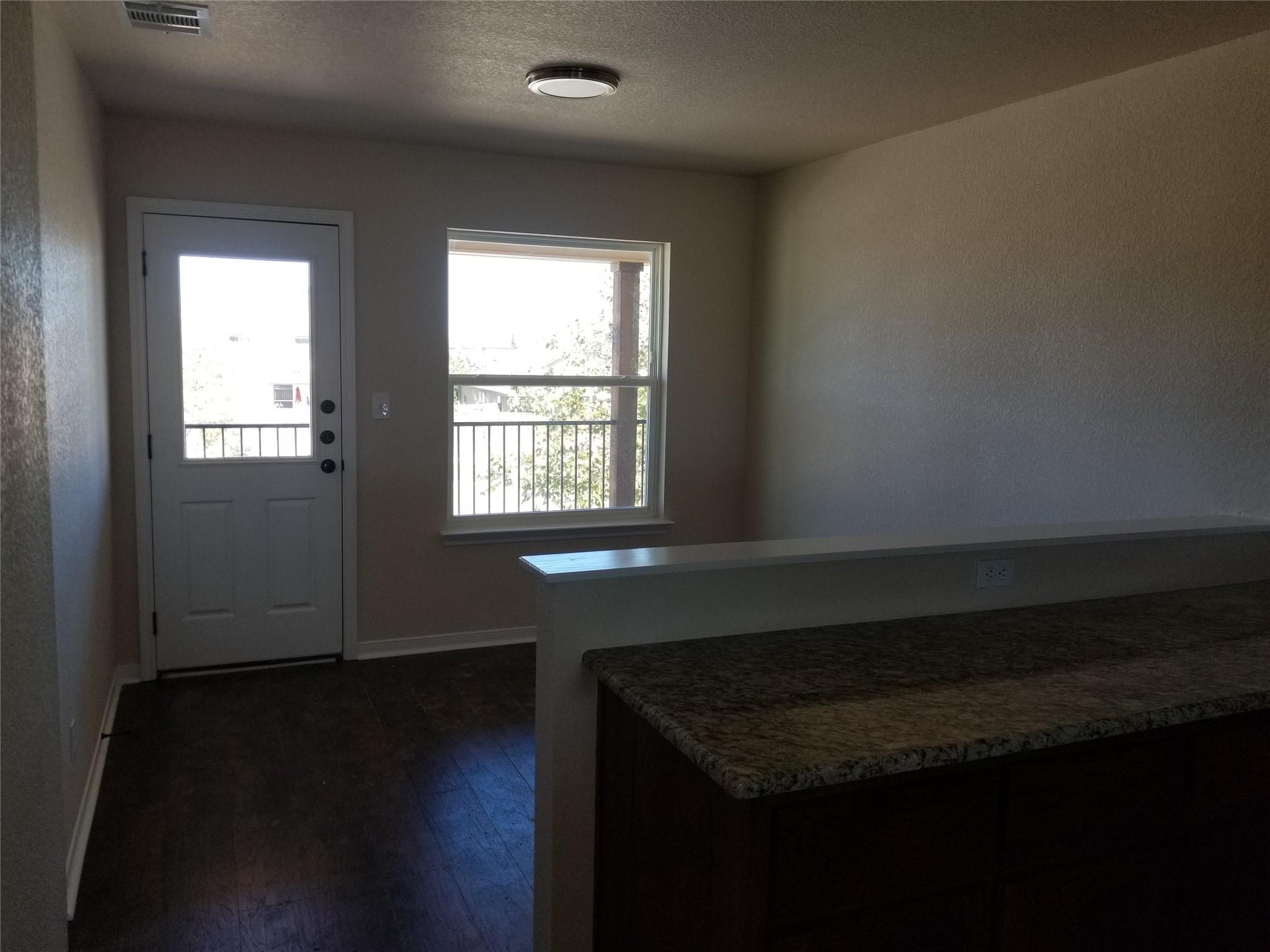 92 Sandstone Dr #b Property Photo 3