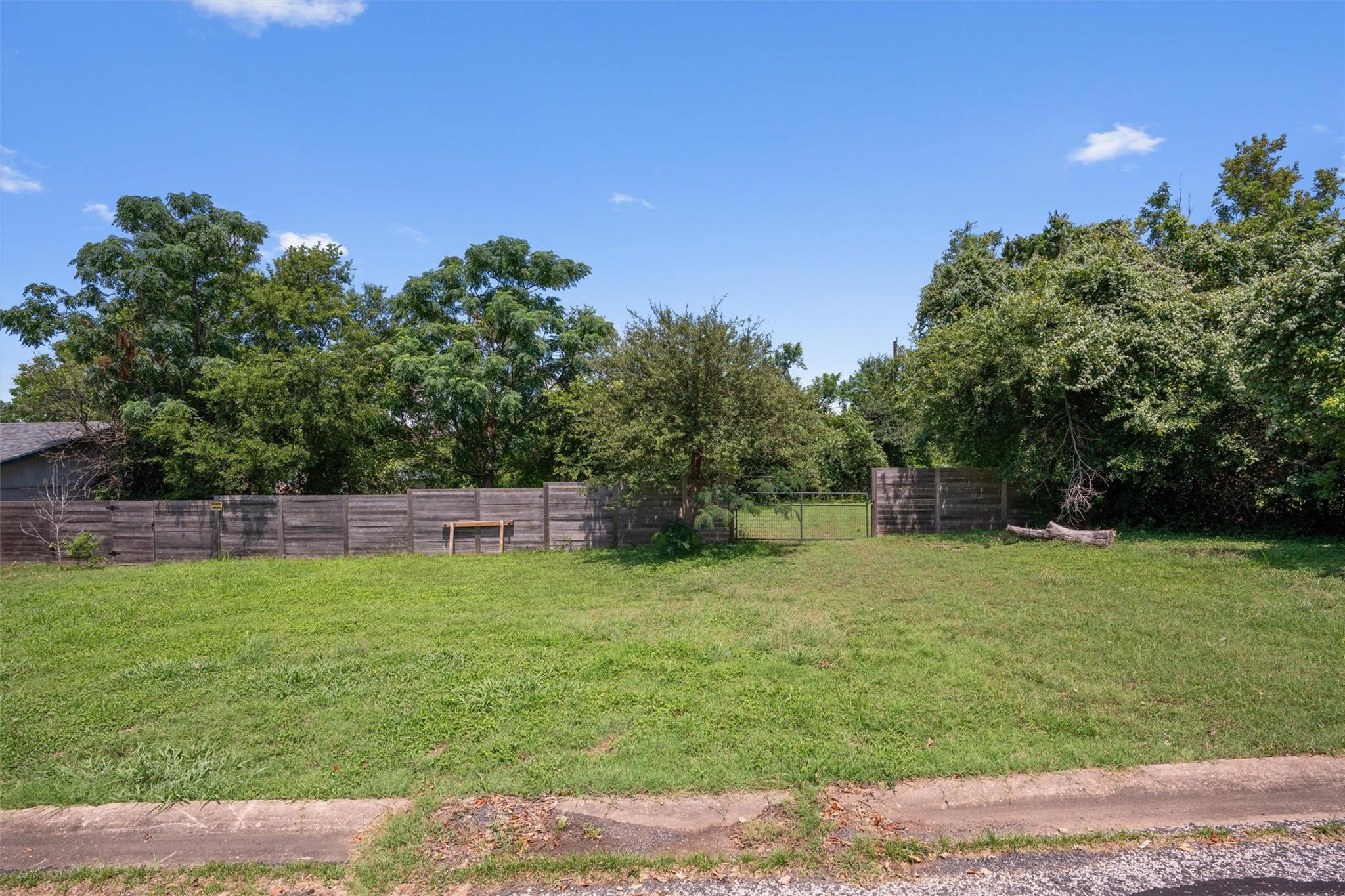 112 Plum Dr Property Photo 2