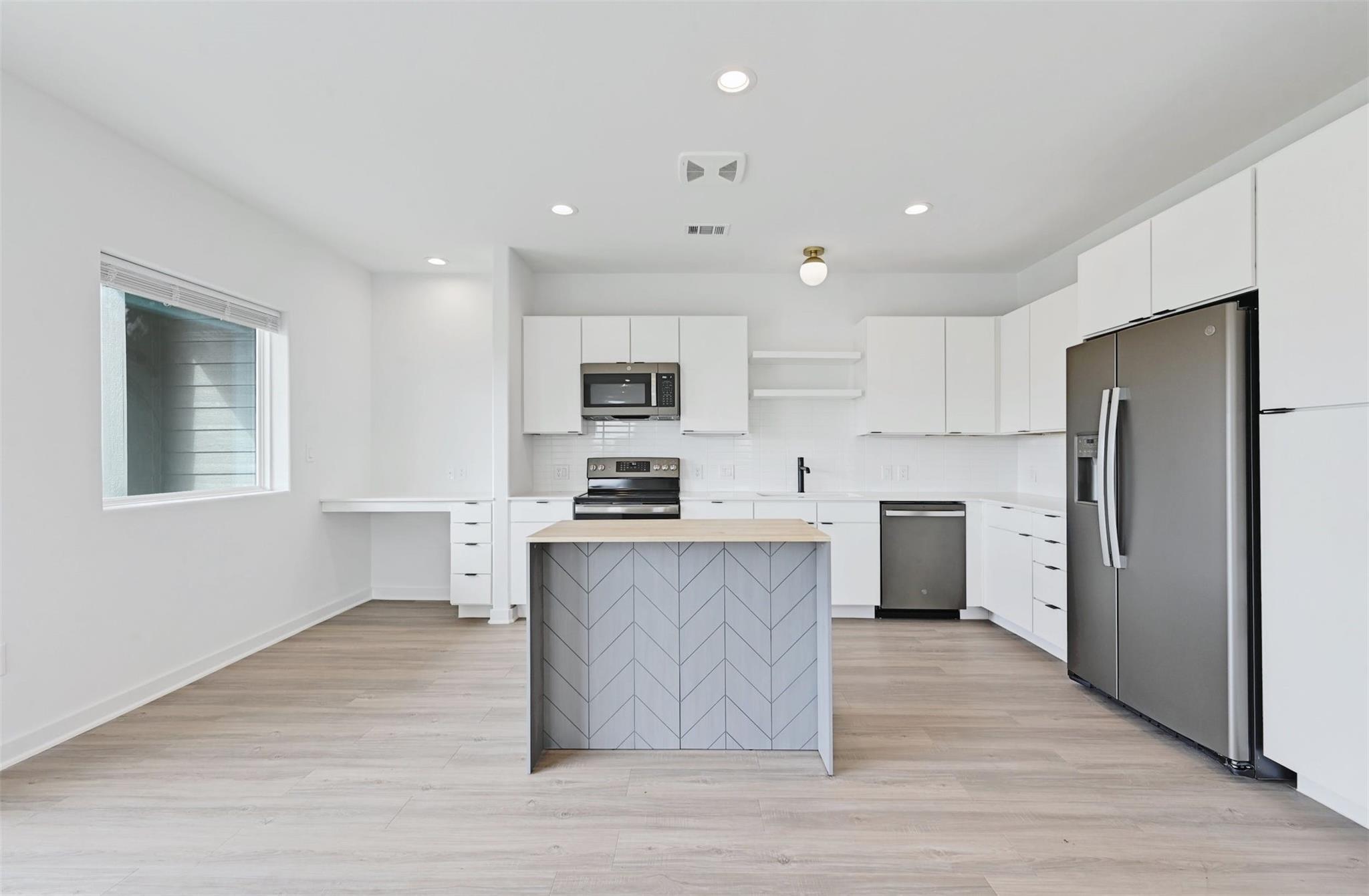 100 W Mockingbird Ln #301 Property Photo 1