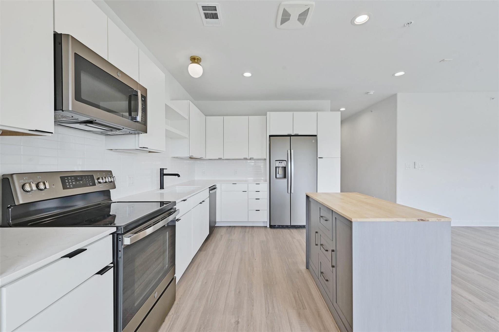 100 W Mockingbird Ln #301 Property Photo 2