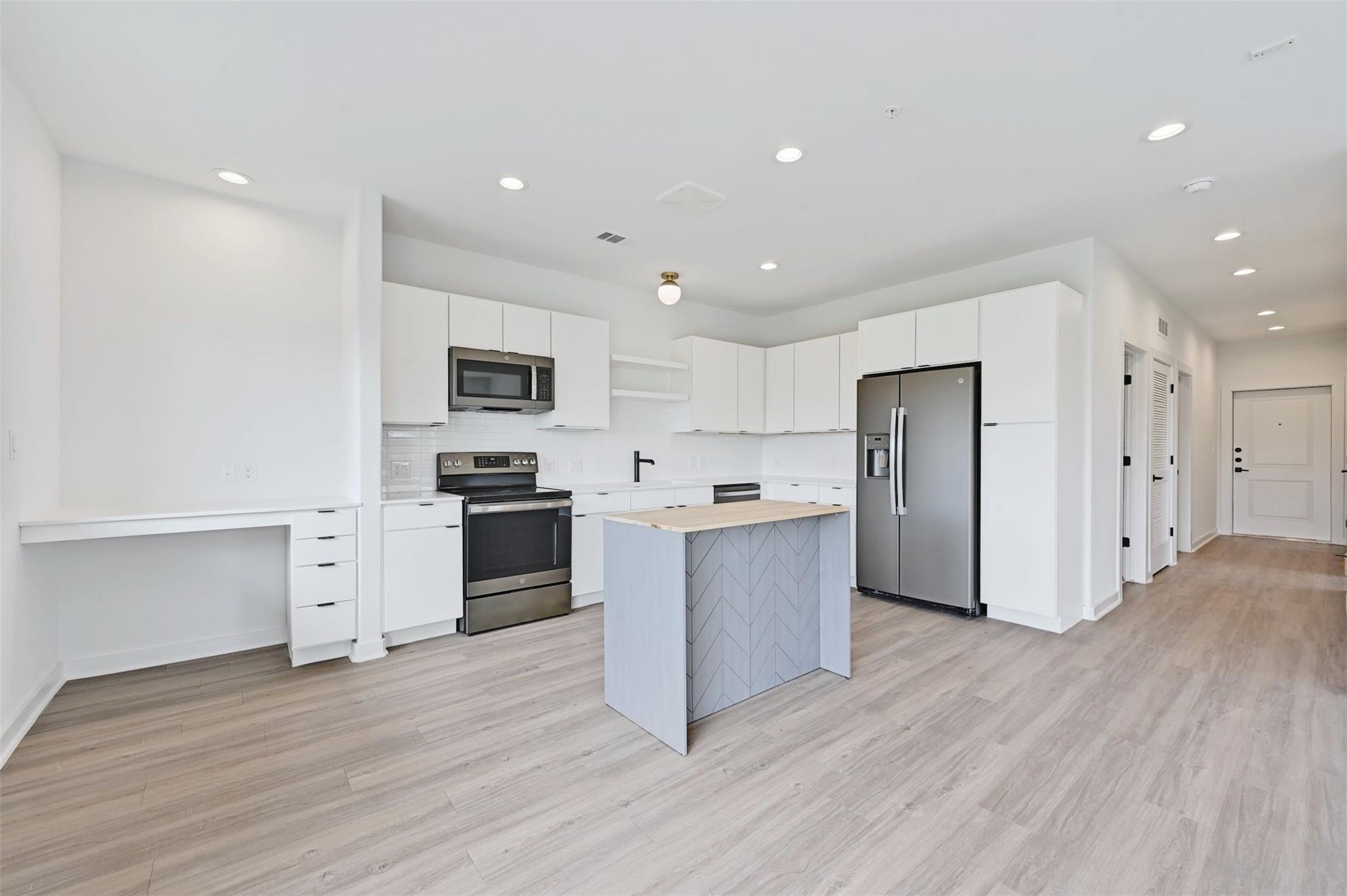 100 W Mockingbird Ln #301 Property Photo 3