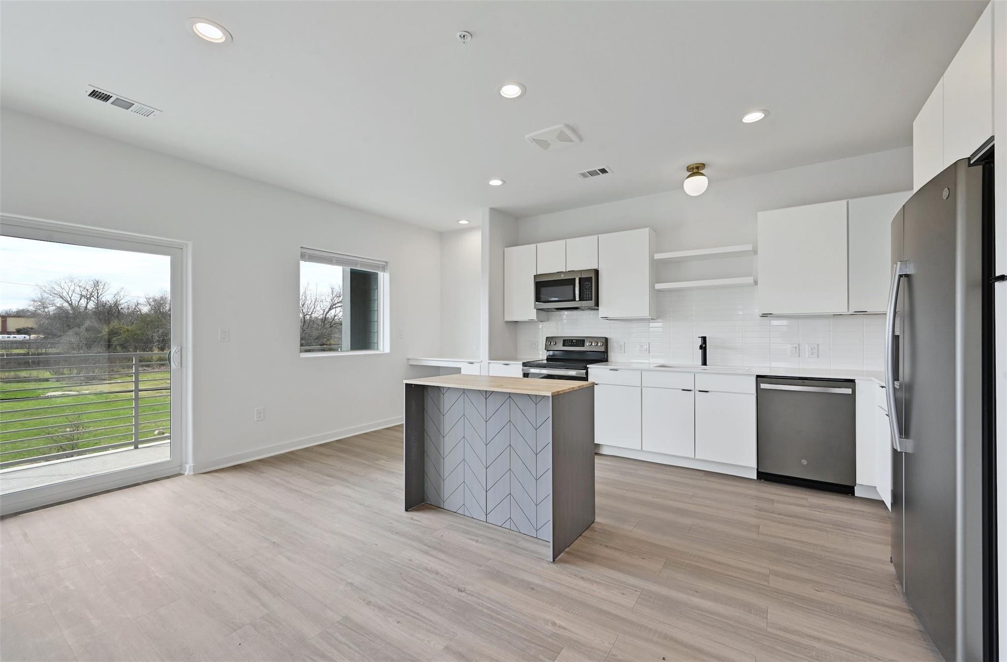 100 W Mockingbird Ln #301 Property Photo 4