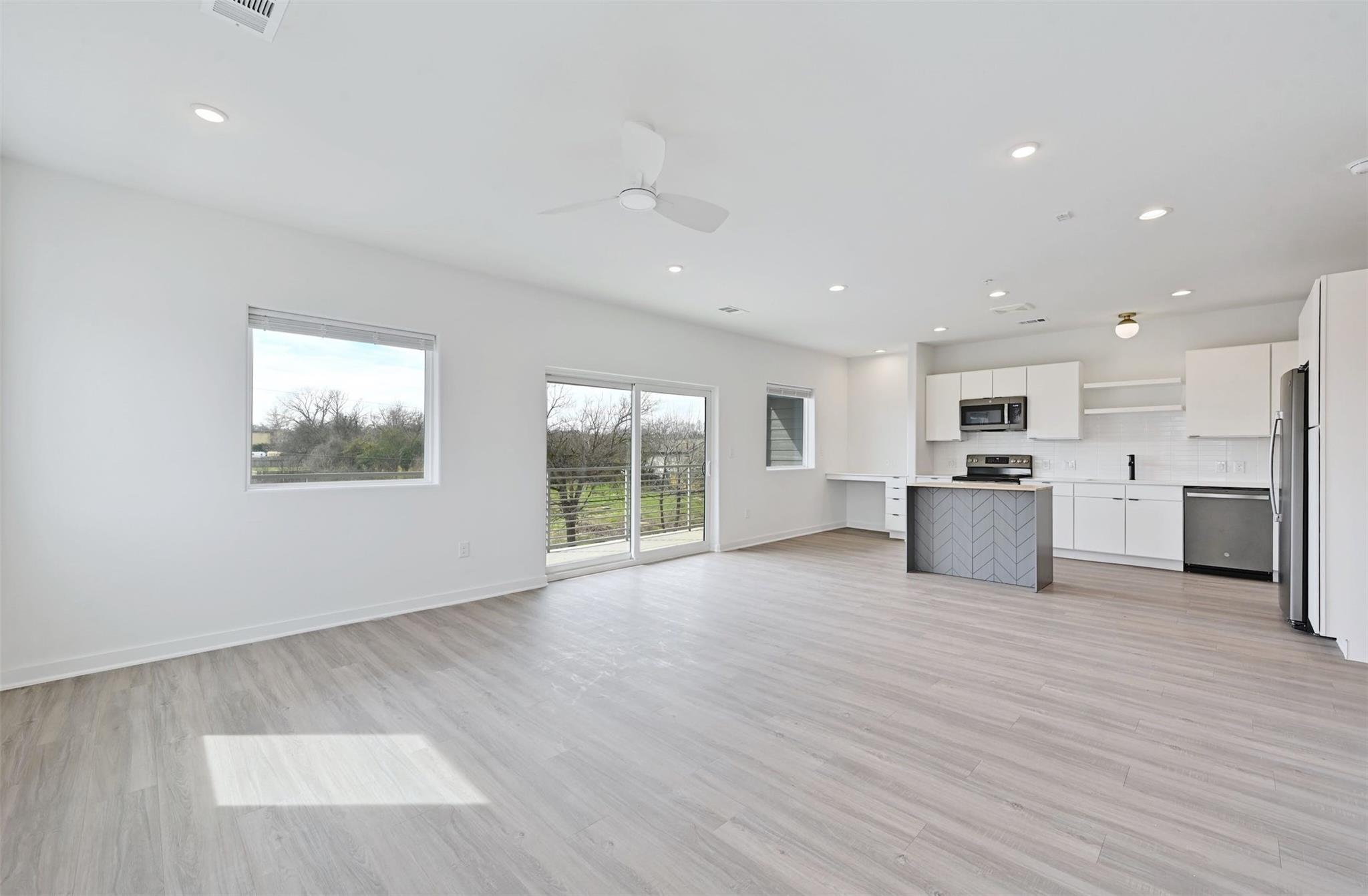 100 W Mockingbird Ln #301 Property Photo 6