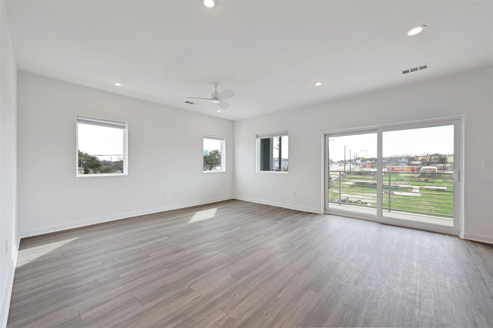 100 W Mockingbird Ln #301 Property Photo 7