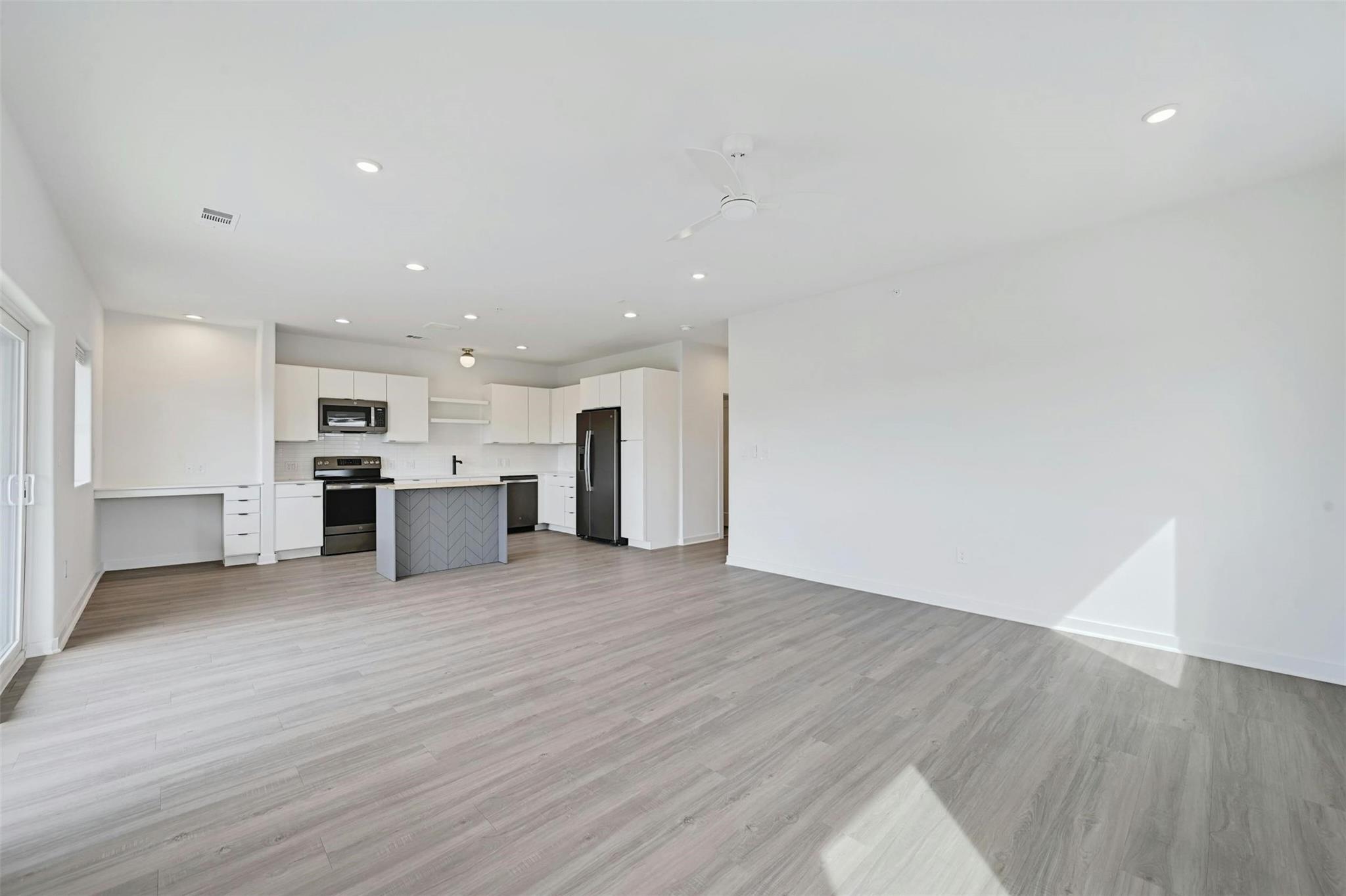 100 W Mockingbird Ln #301 Property Photo 8