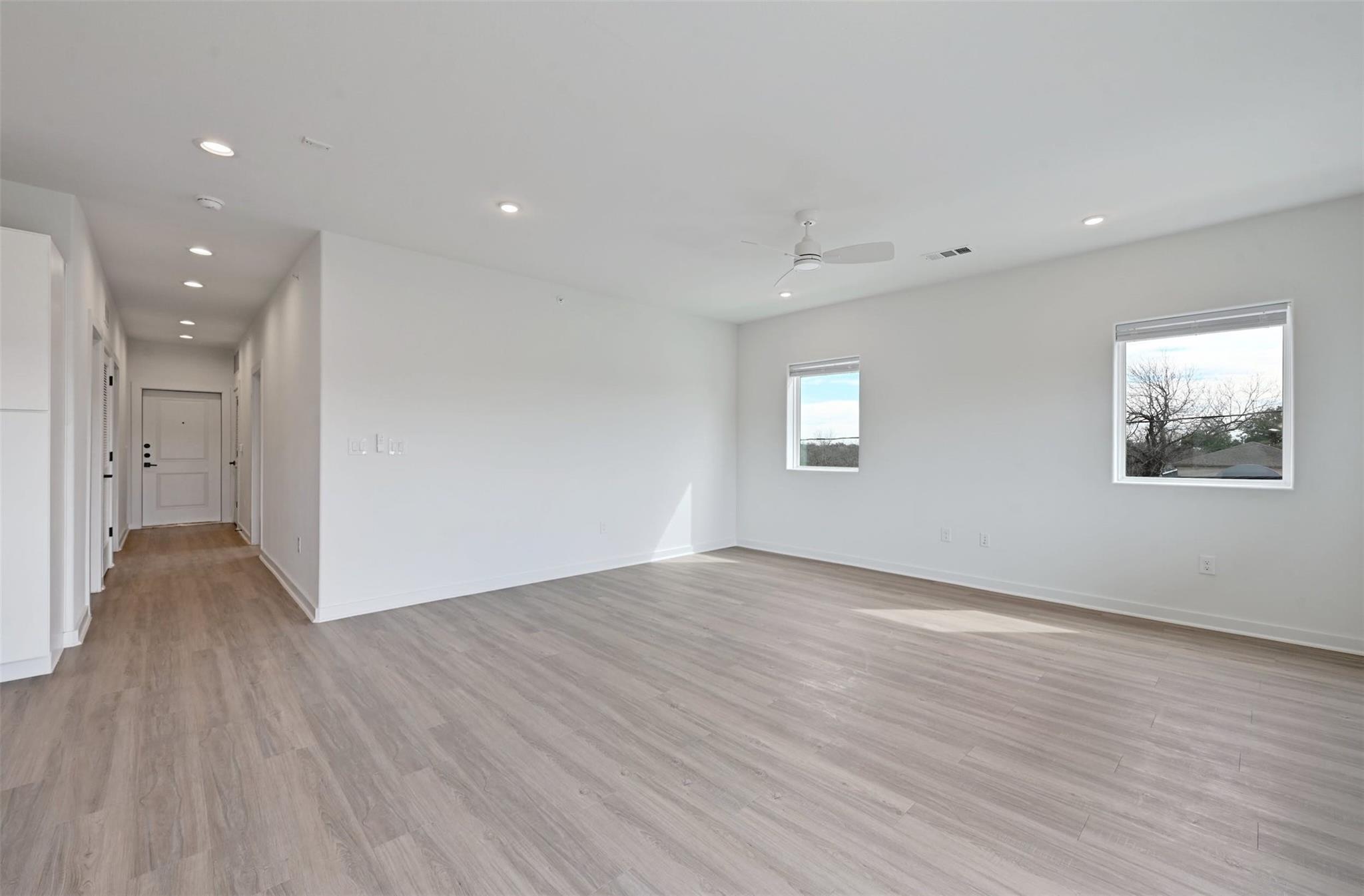 100 W Mockingbird Ln #301 Property Photo 9