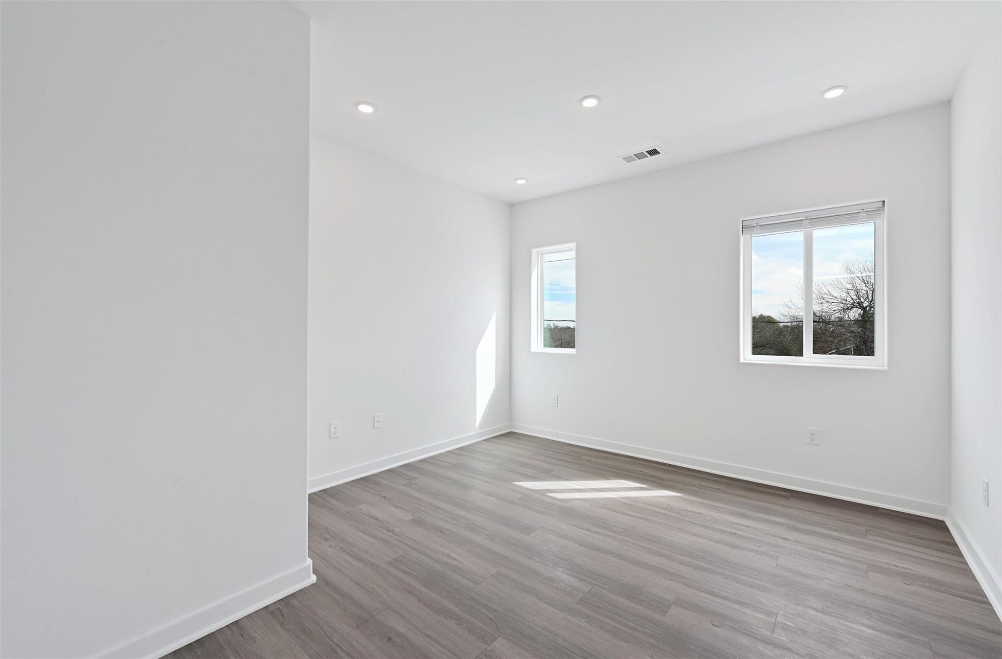 100 W Mockingbird Ln #301 Property Photo 10