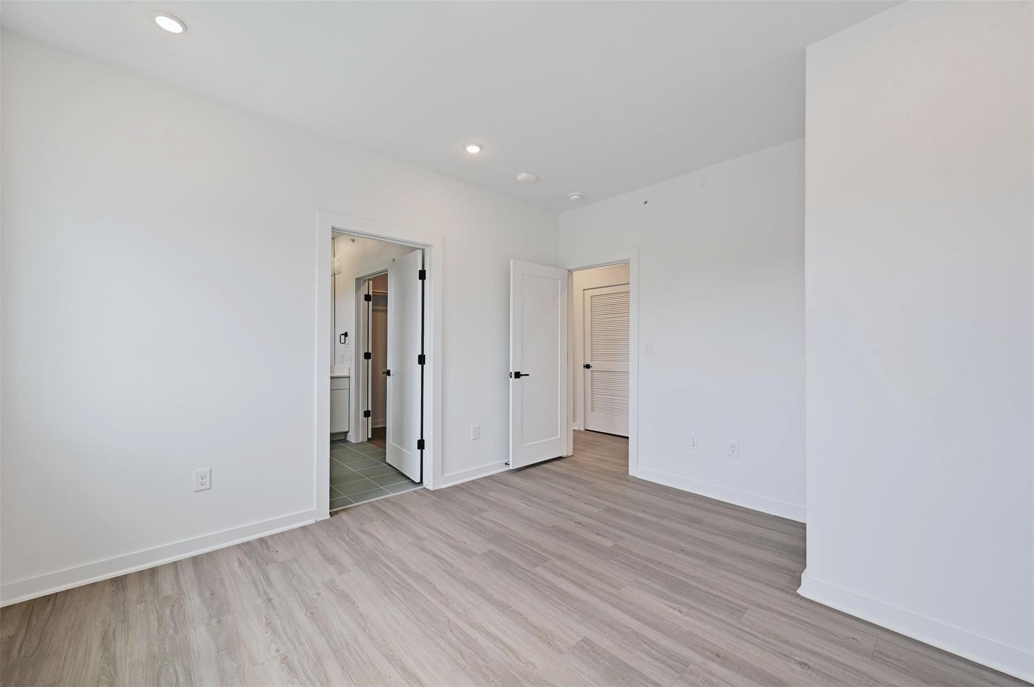 100 W Mockingbird Ln #301 Property Photo 11