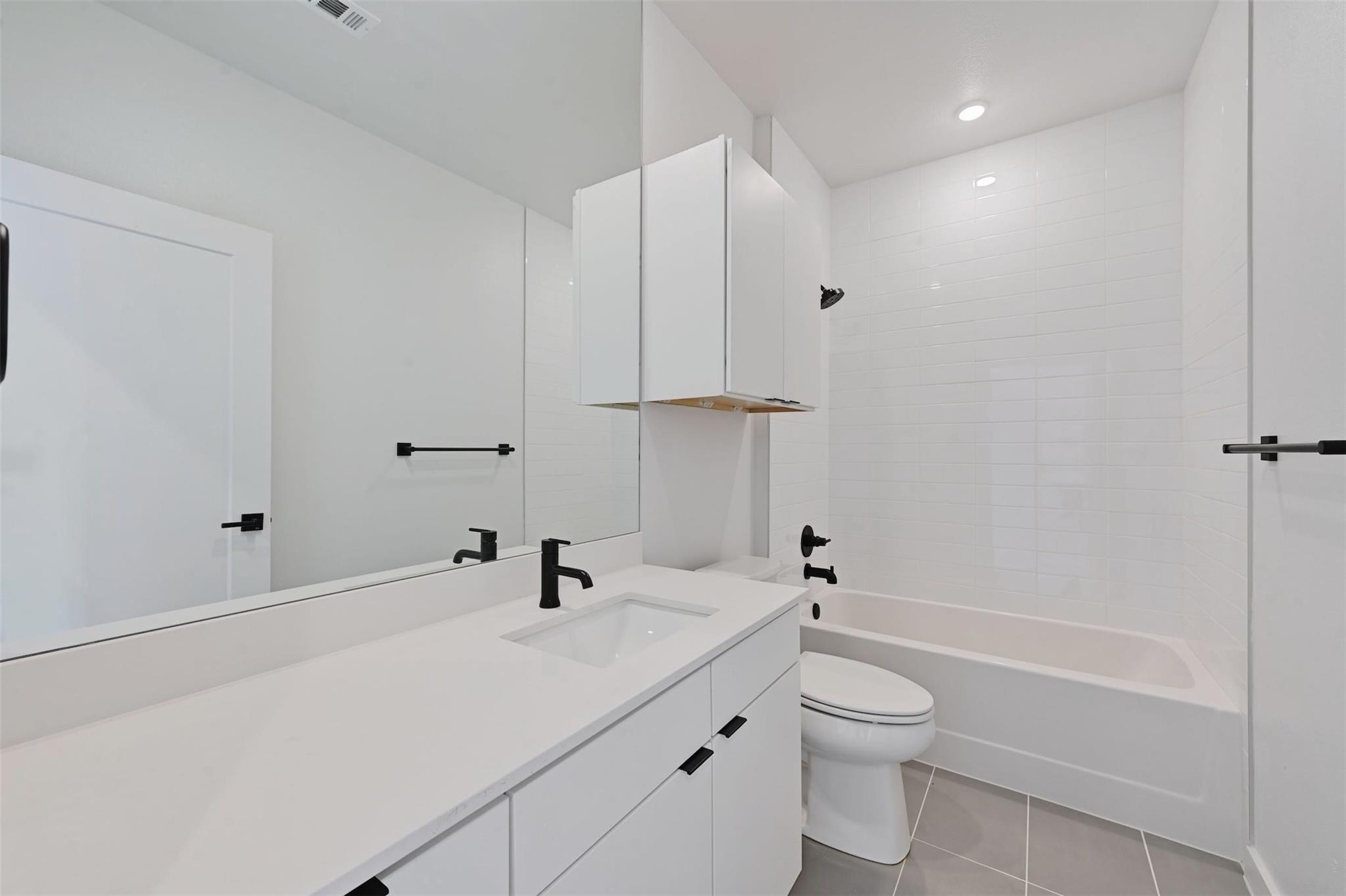 100 W Mockingbird Ln #301 Property Photo 17