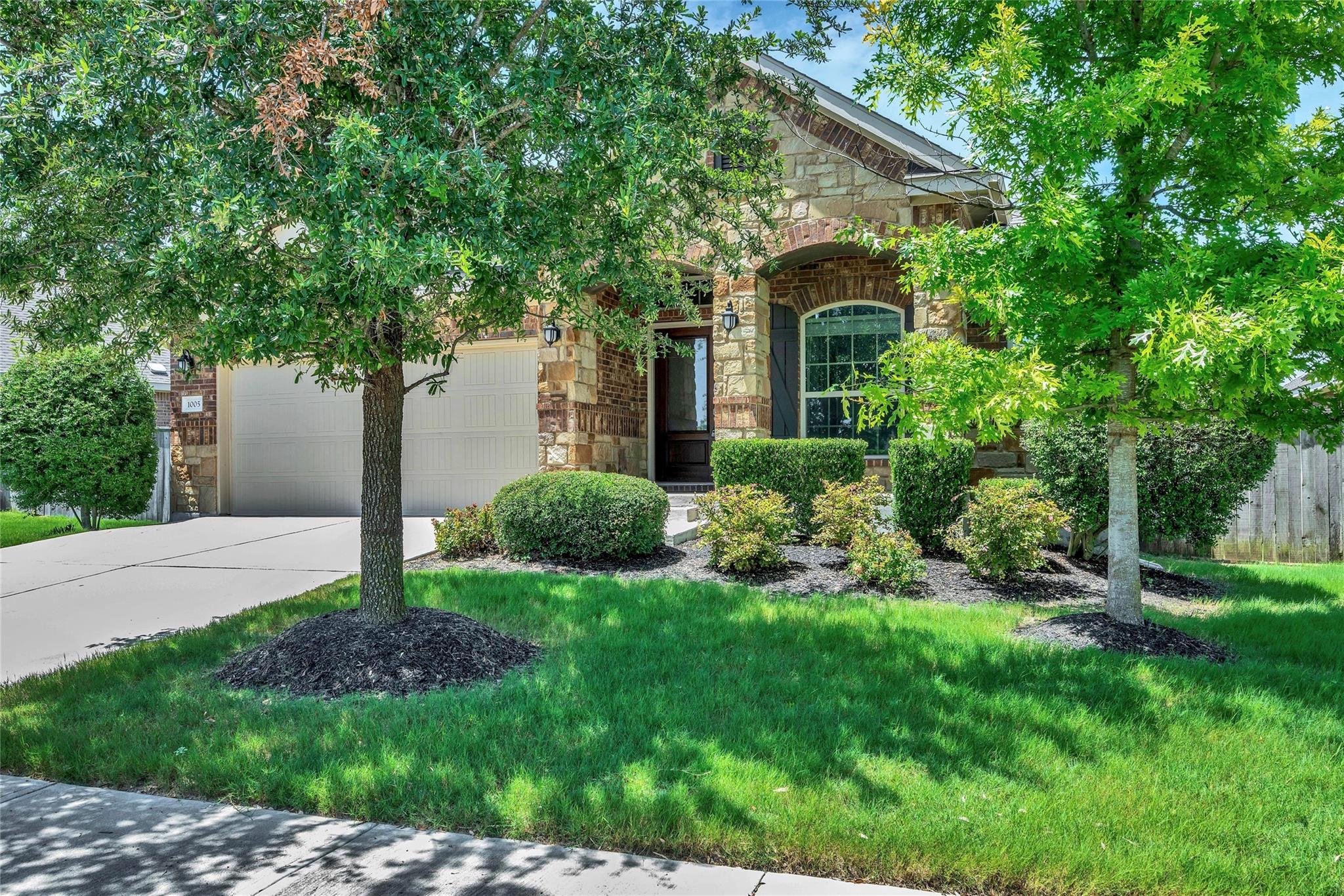1005 Fountain Grass Way Property Photo 2