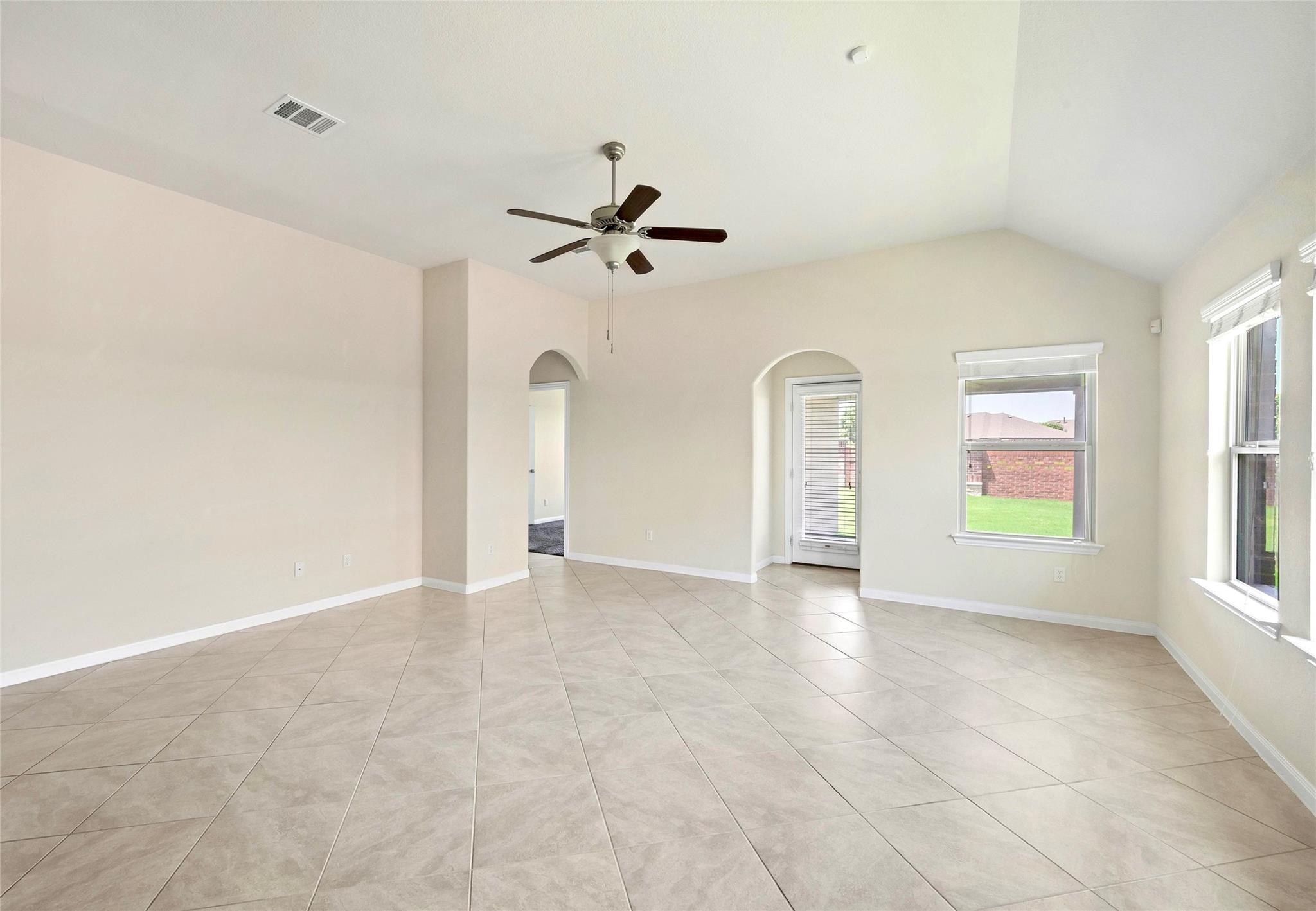 1005 Fountain Grass Way Property Photo 4