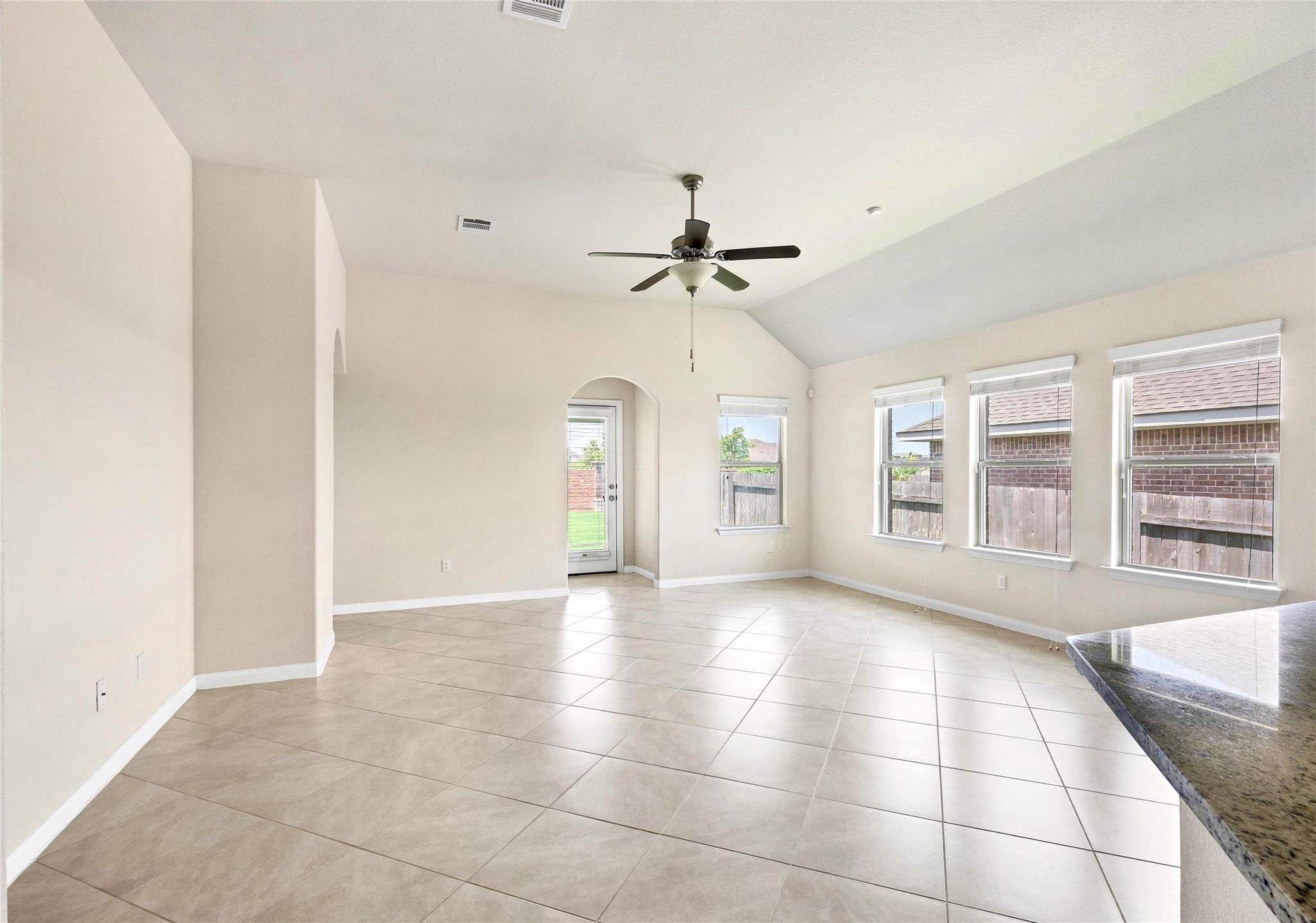 1005 Fountain Grass Way Property Photo 5