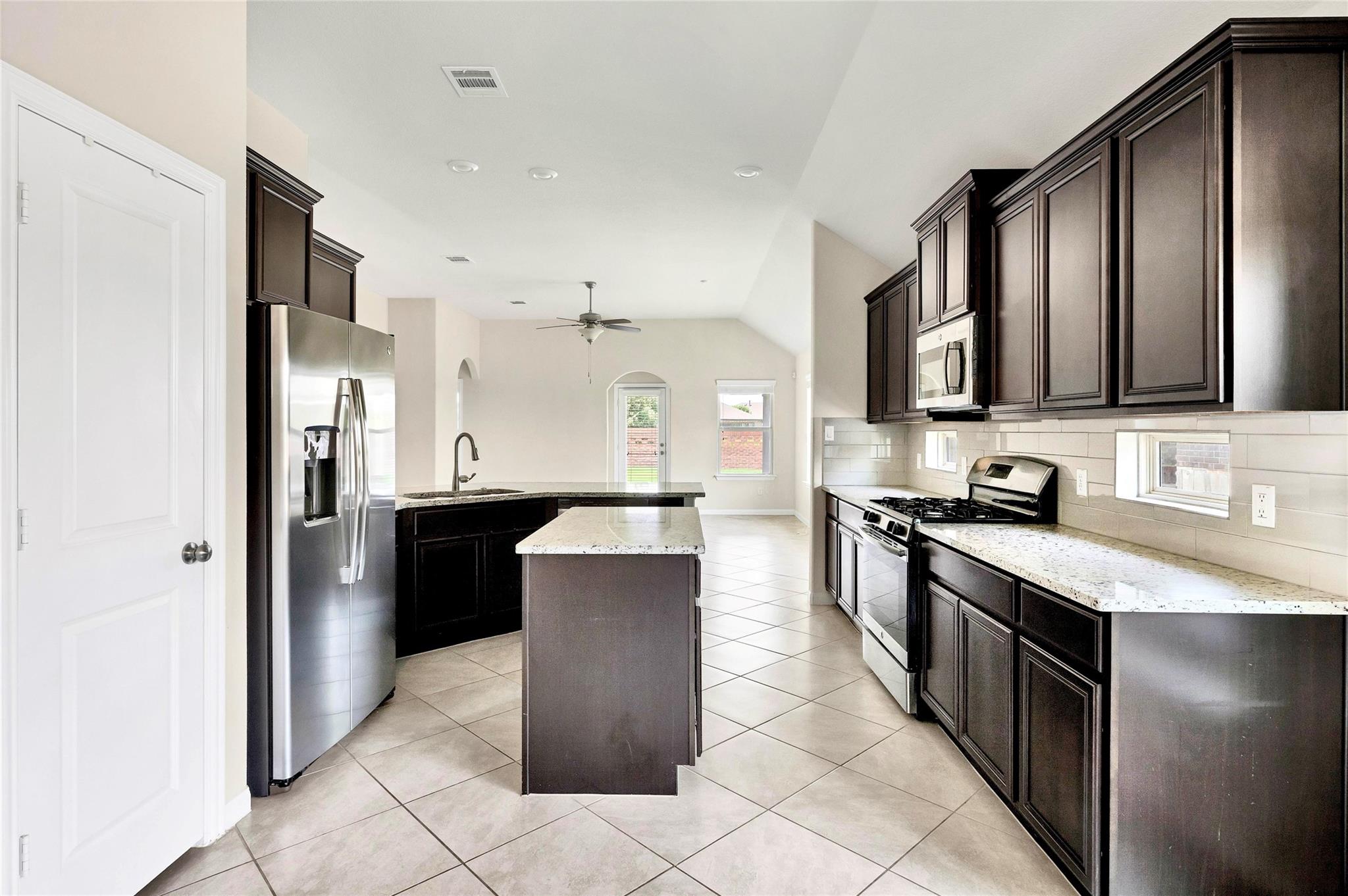 1005 Fountain Grass Way Property Photo 8