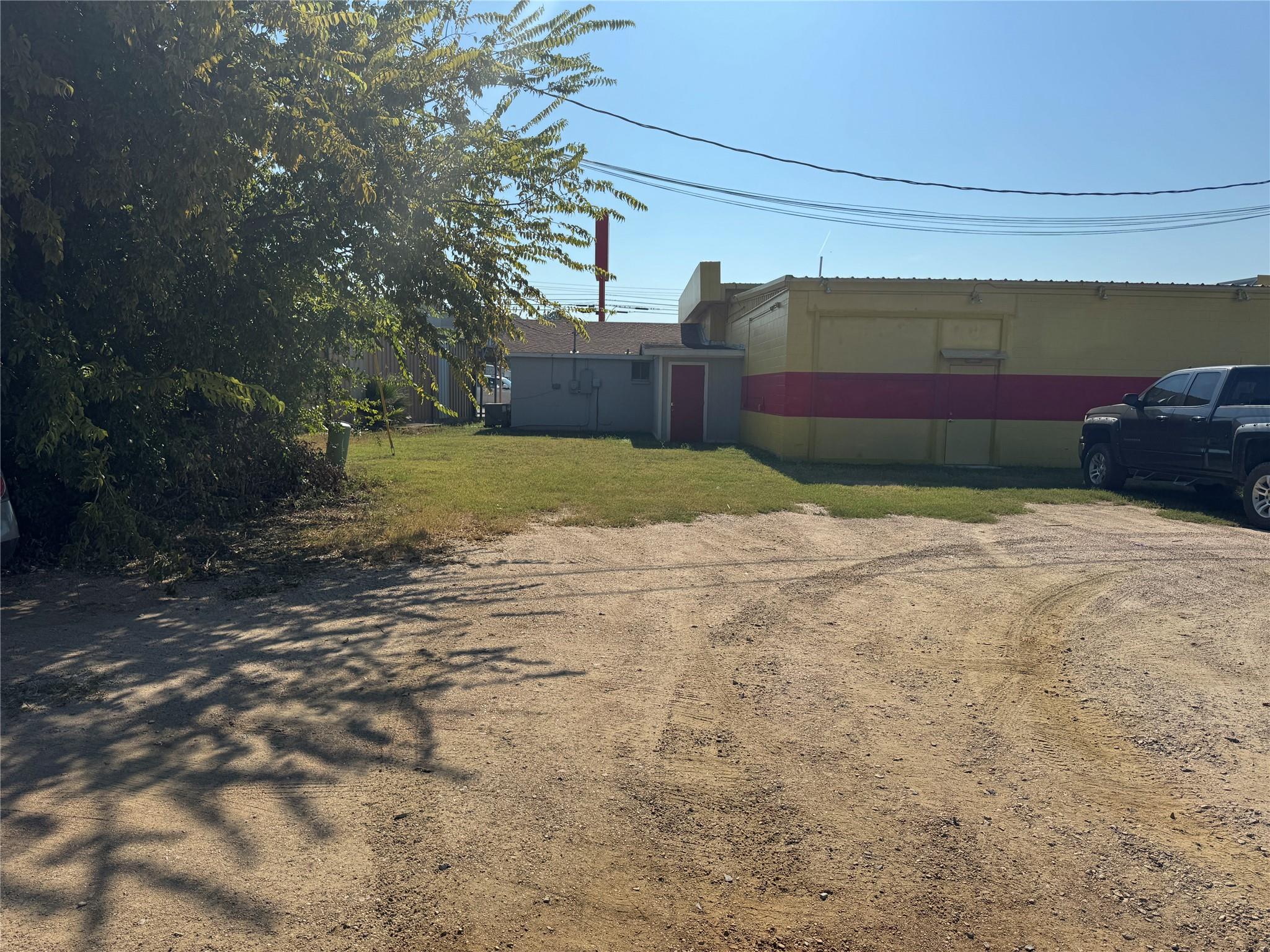 2202 - 2204 N Us Highway 281 Hwy N Property Photo 2