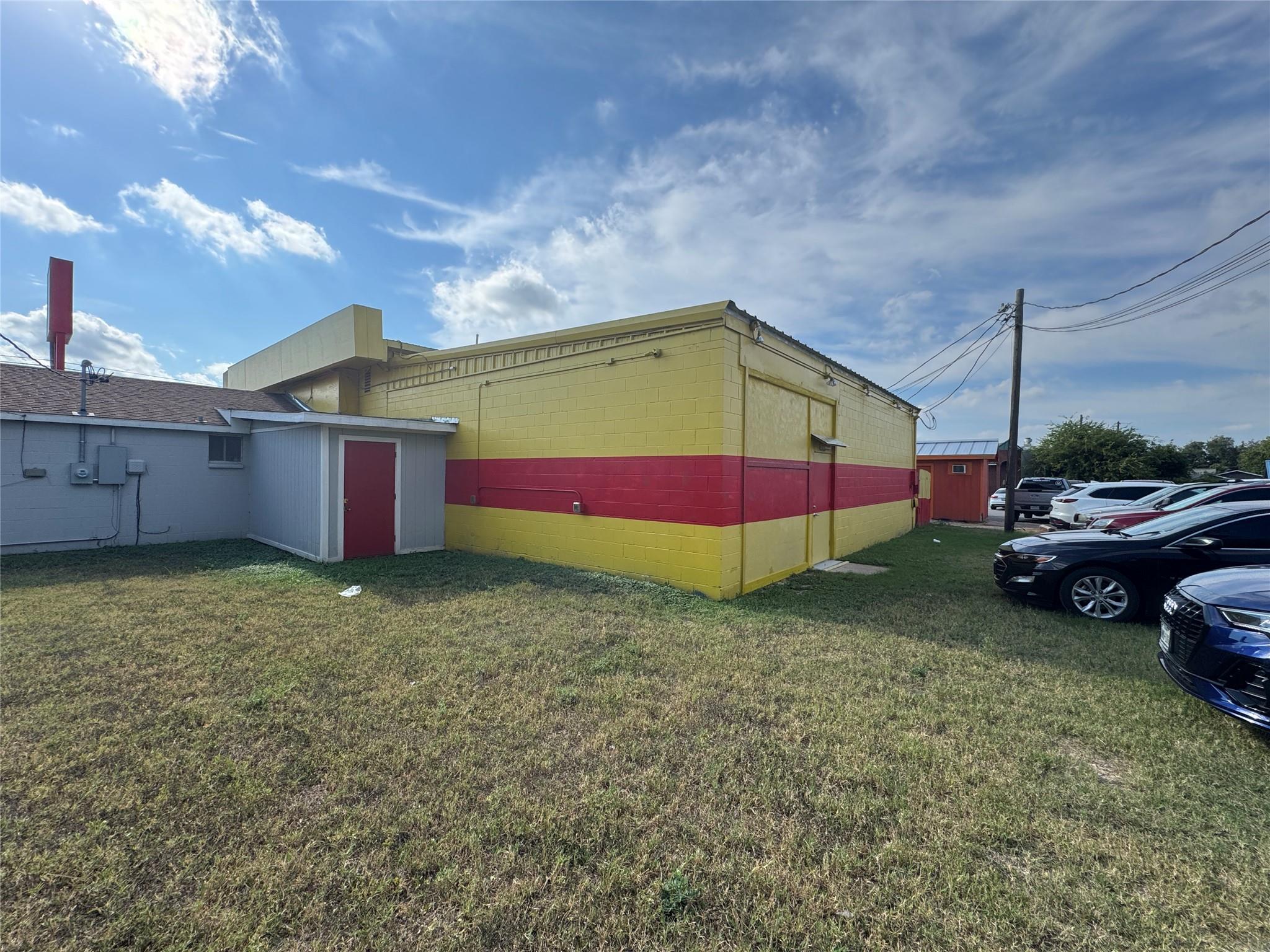 2202 - 2204 N Us Highway 281 Hwy N Property Photo 6