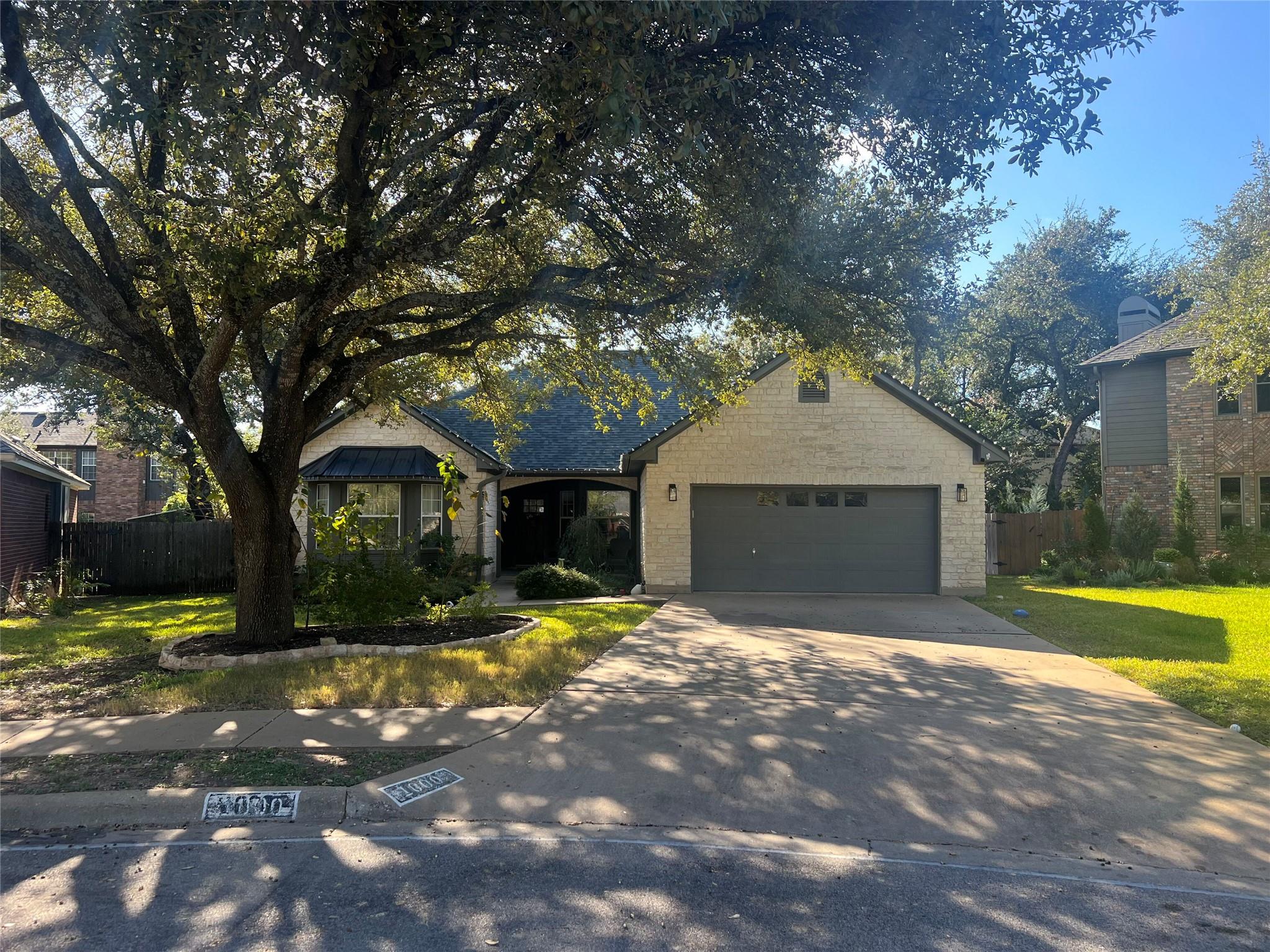 1000 Blue Bird Ct Property Photo 3