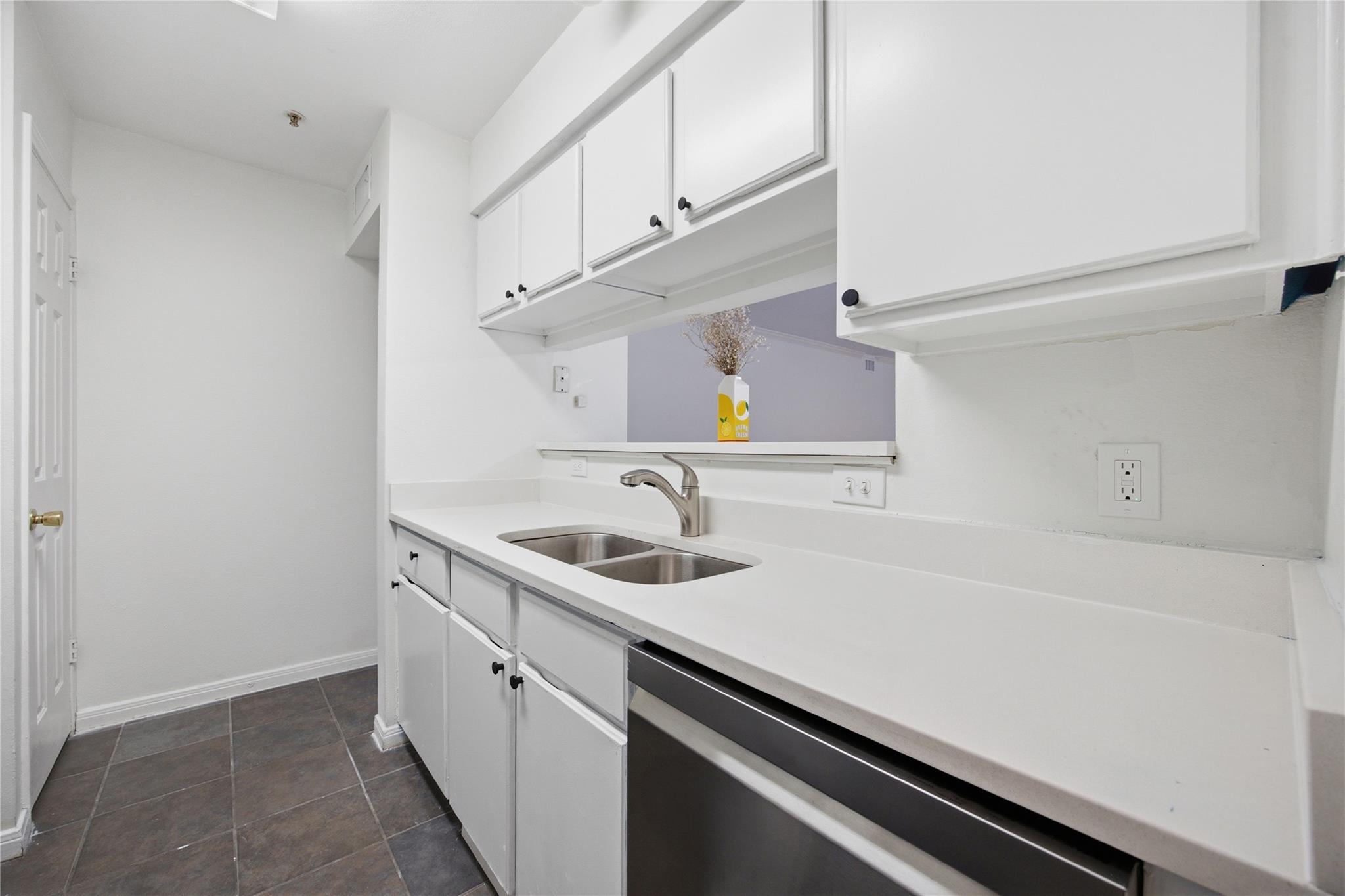 501 W 26th St #108 Property Photo 14
