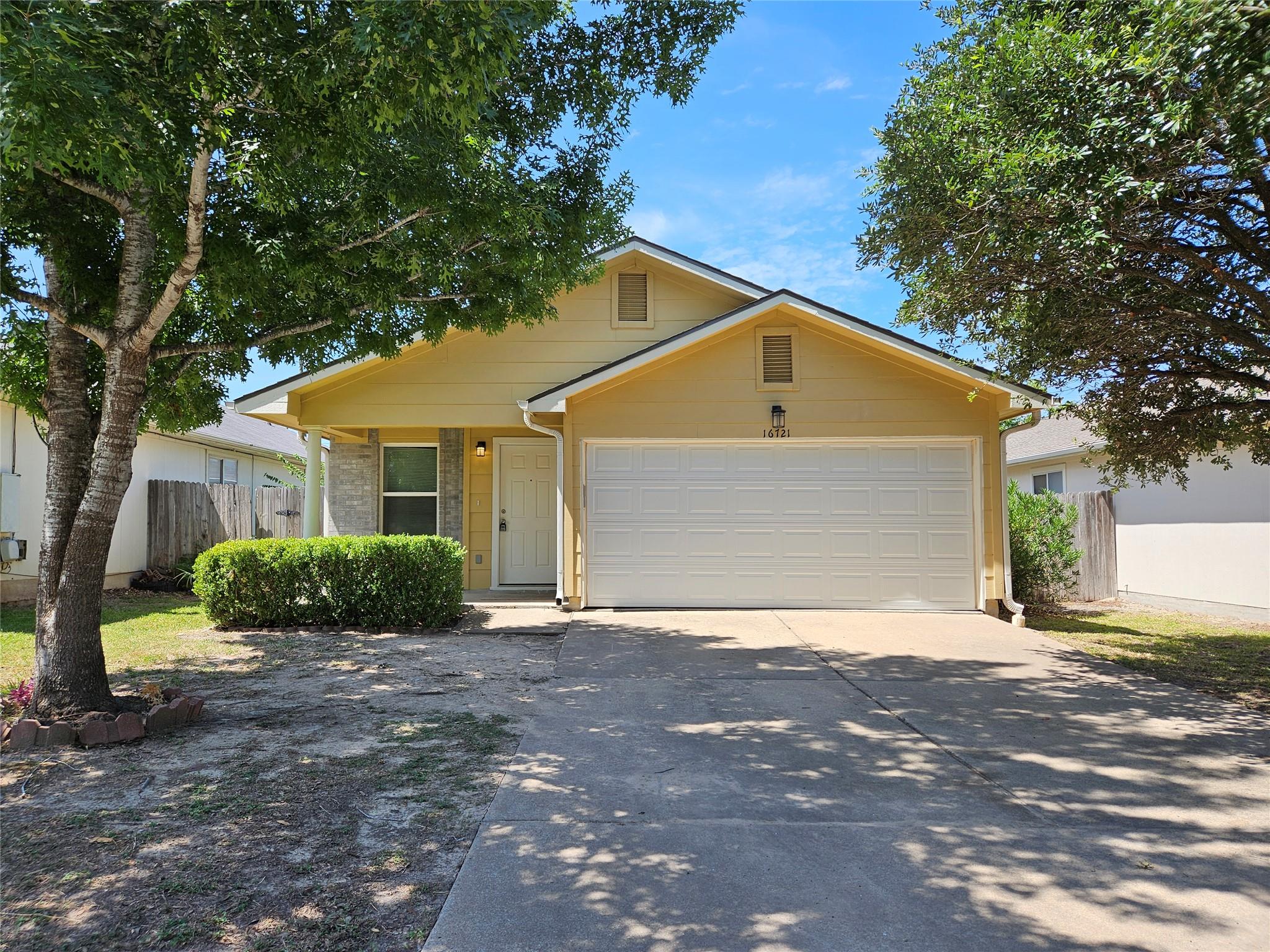 16721 Hamilton Point Cir Property Photo 2
