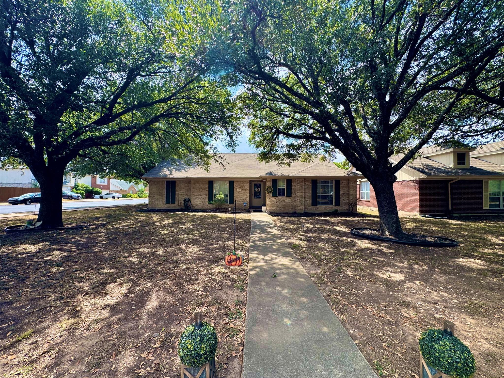 1015 Thackeray Ln Property Photo 1