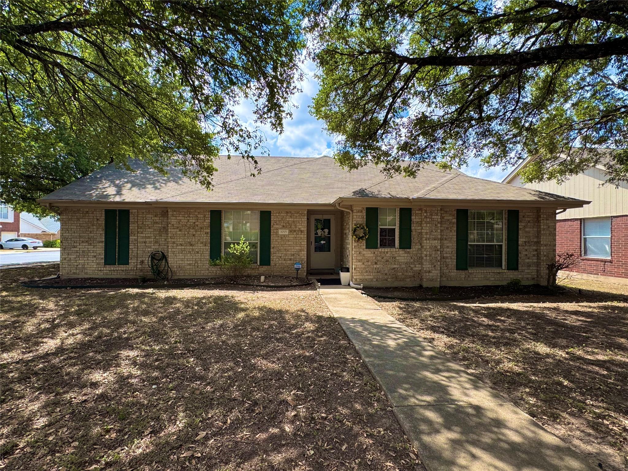 1015 Thackeray Ln Property Photo 2