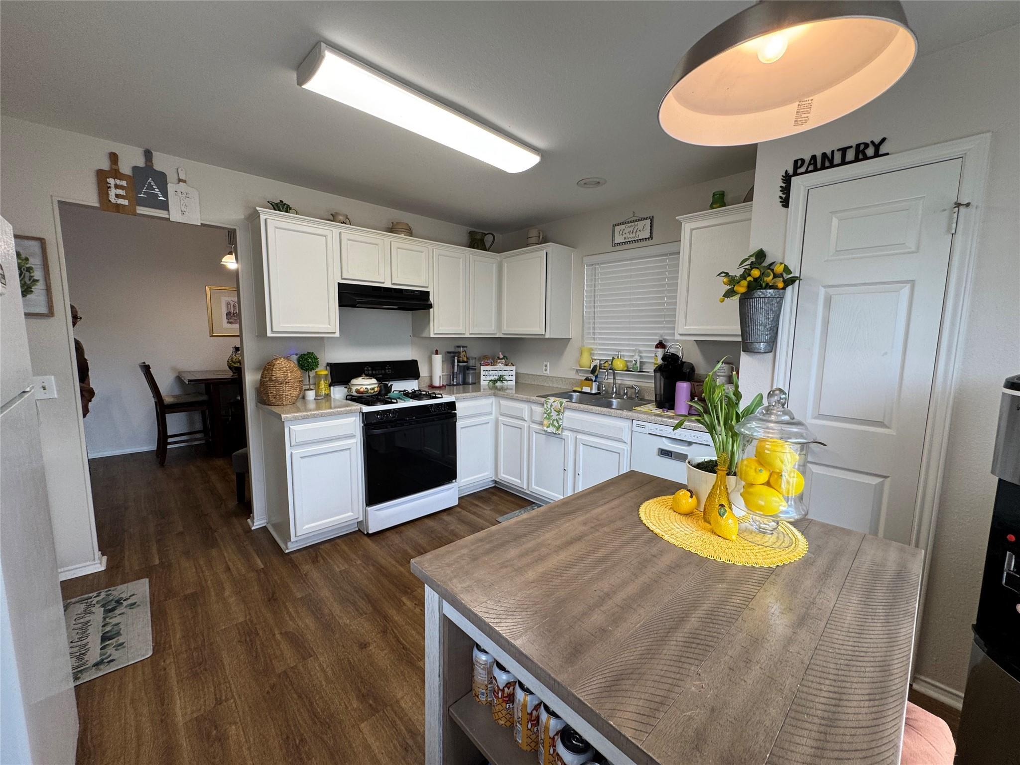 1015 Thackeray Ln Property Photo 3