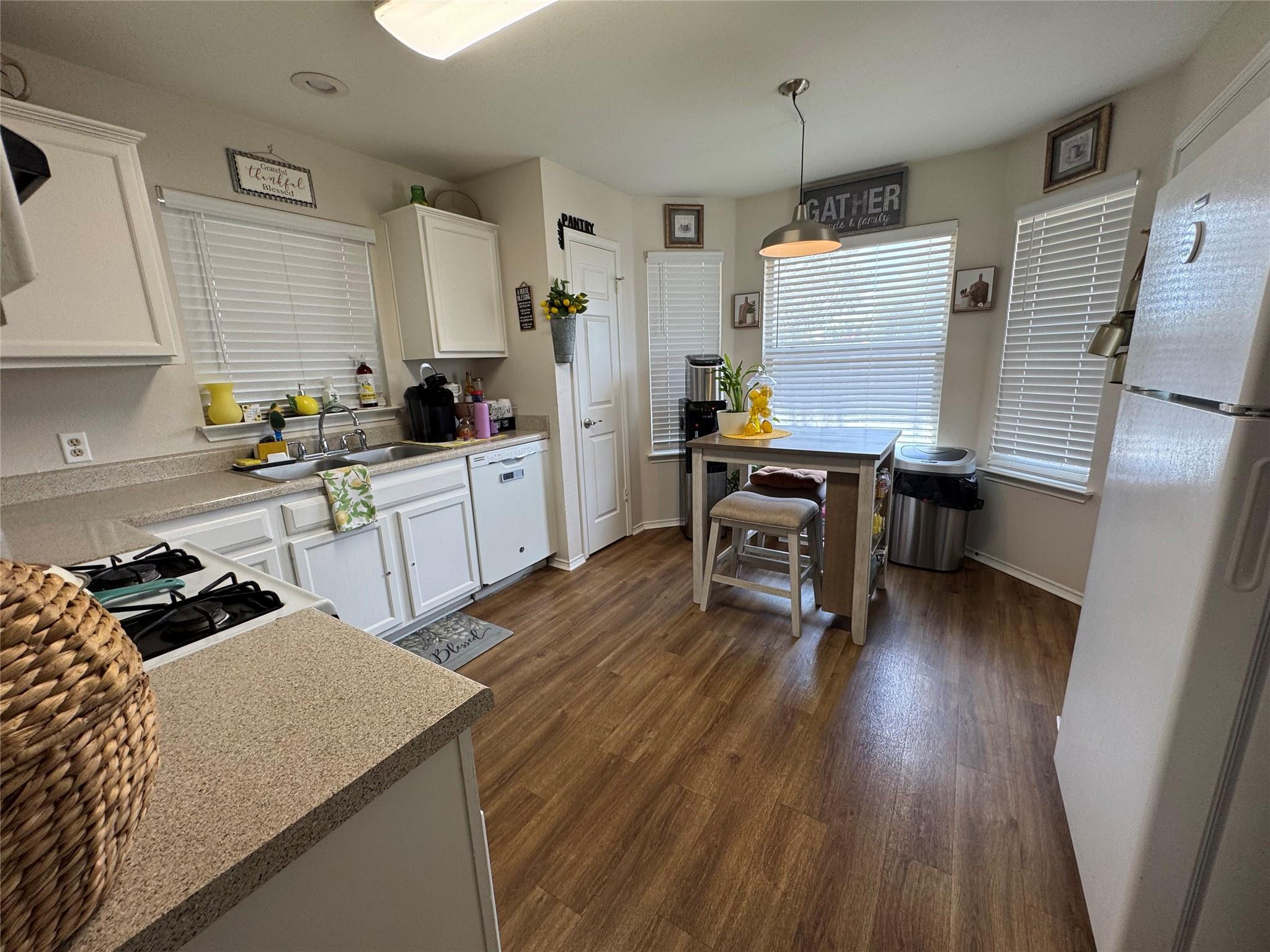 1015 Thackeray Ln Property Photo 4