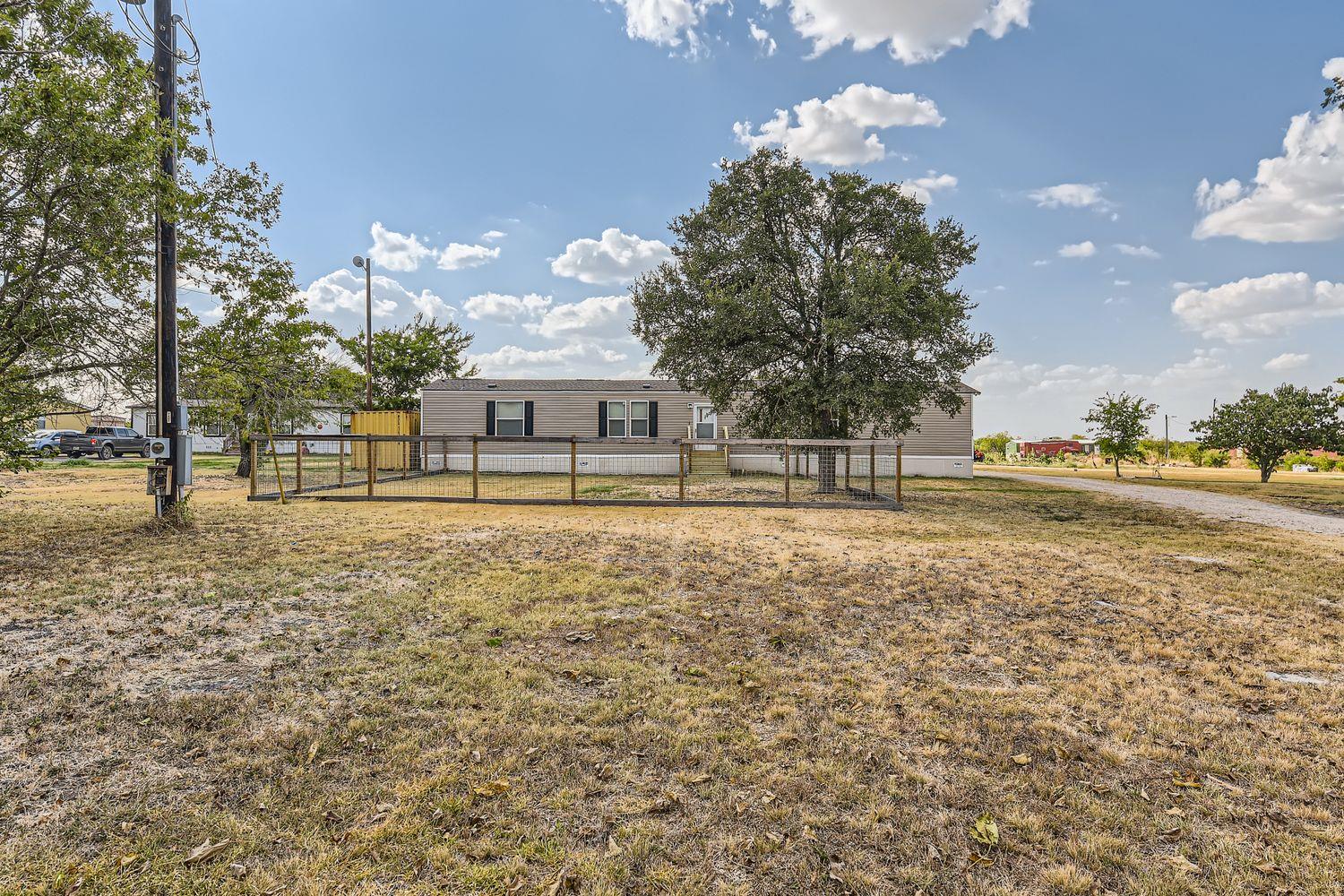 517 Crossroads Dr Property Photo 2