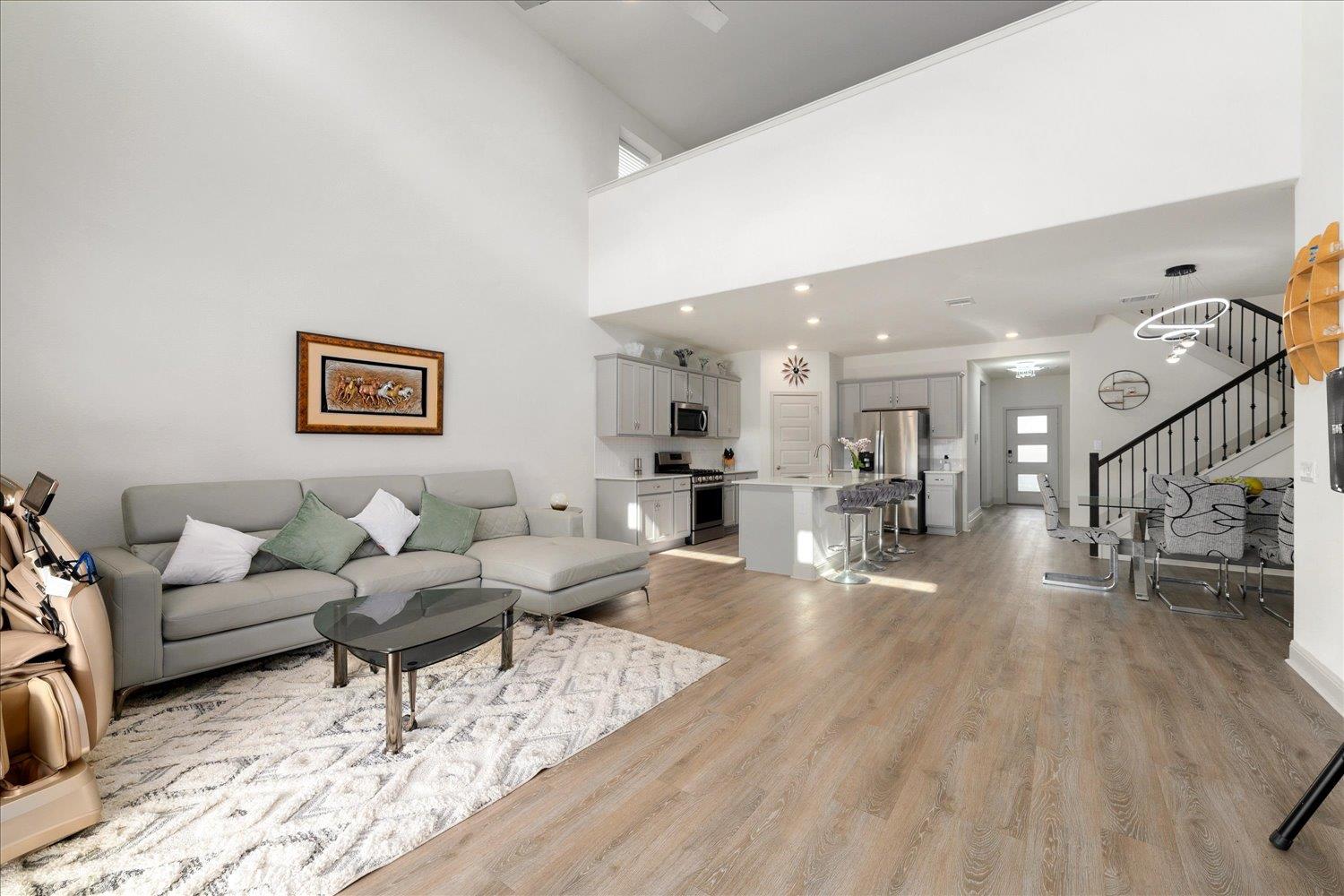 18005 Umberto Dr Property Photo 4