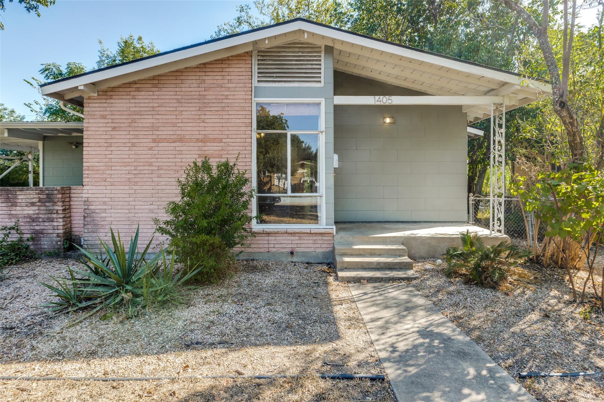 1405 Broadmoor Dr Property Photo 1