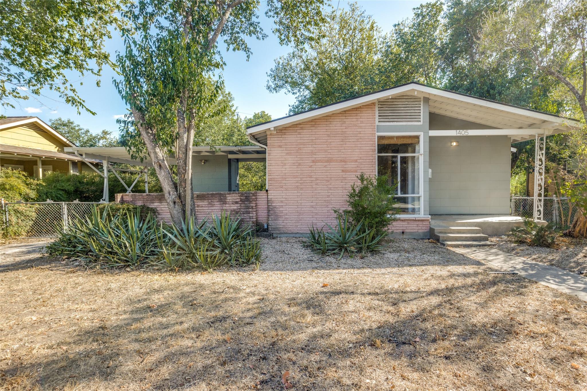 1405 Broadmoor Dr Property Photo 2