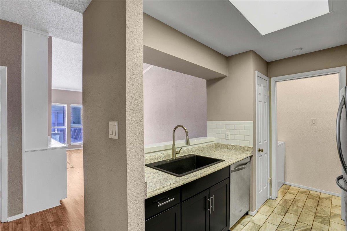 807 W 25th St 307 Property Photo 1