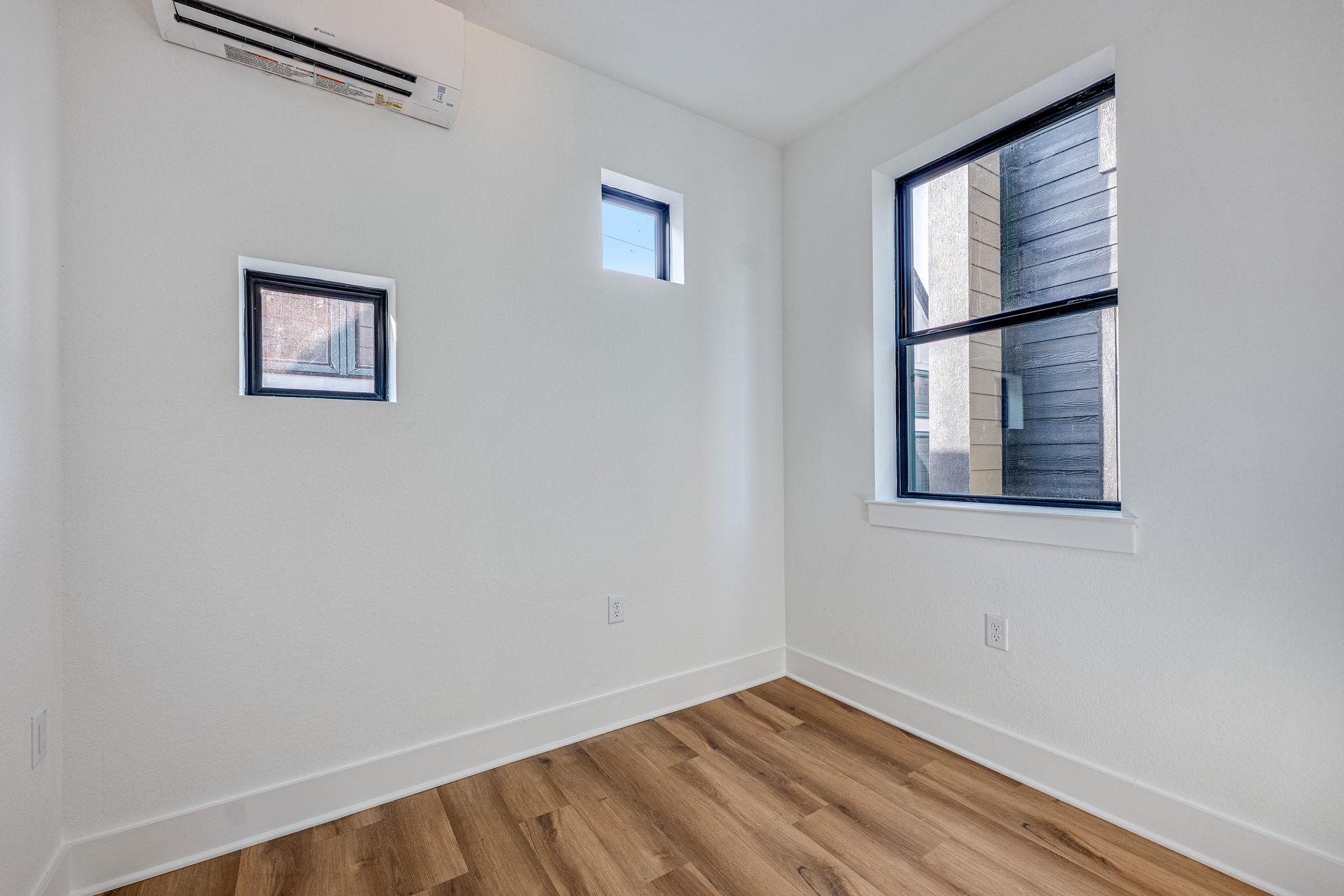 605 E 55th St #6 Property Photo 18
