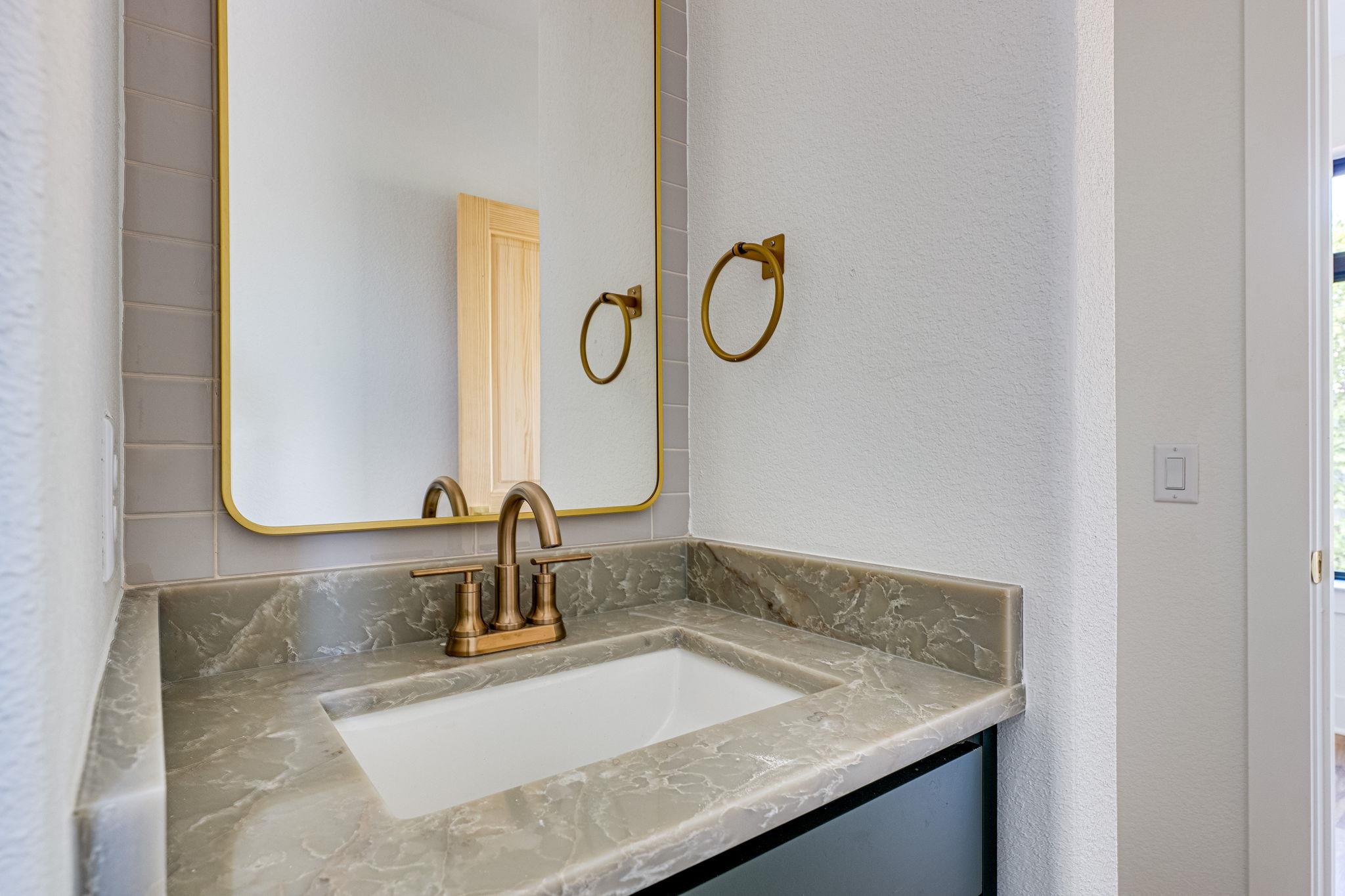 605 E 55th St #6 Property Photo 19