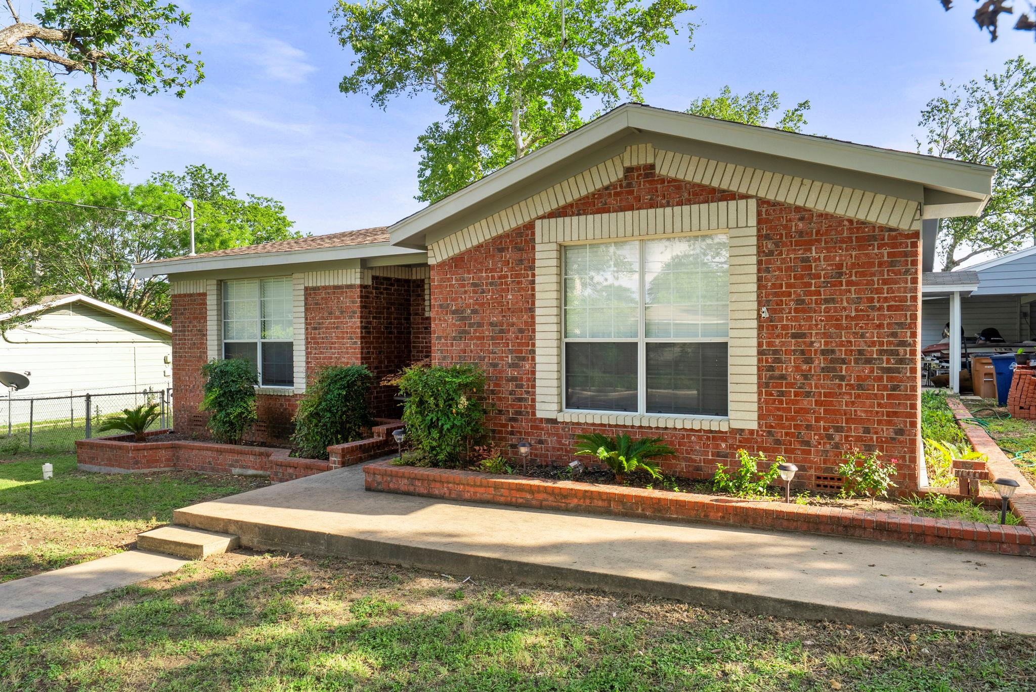 1905 Bissel Ln Property Photo 1