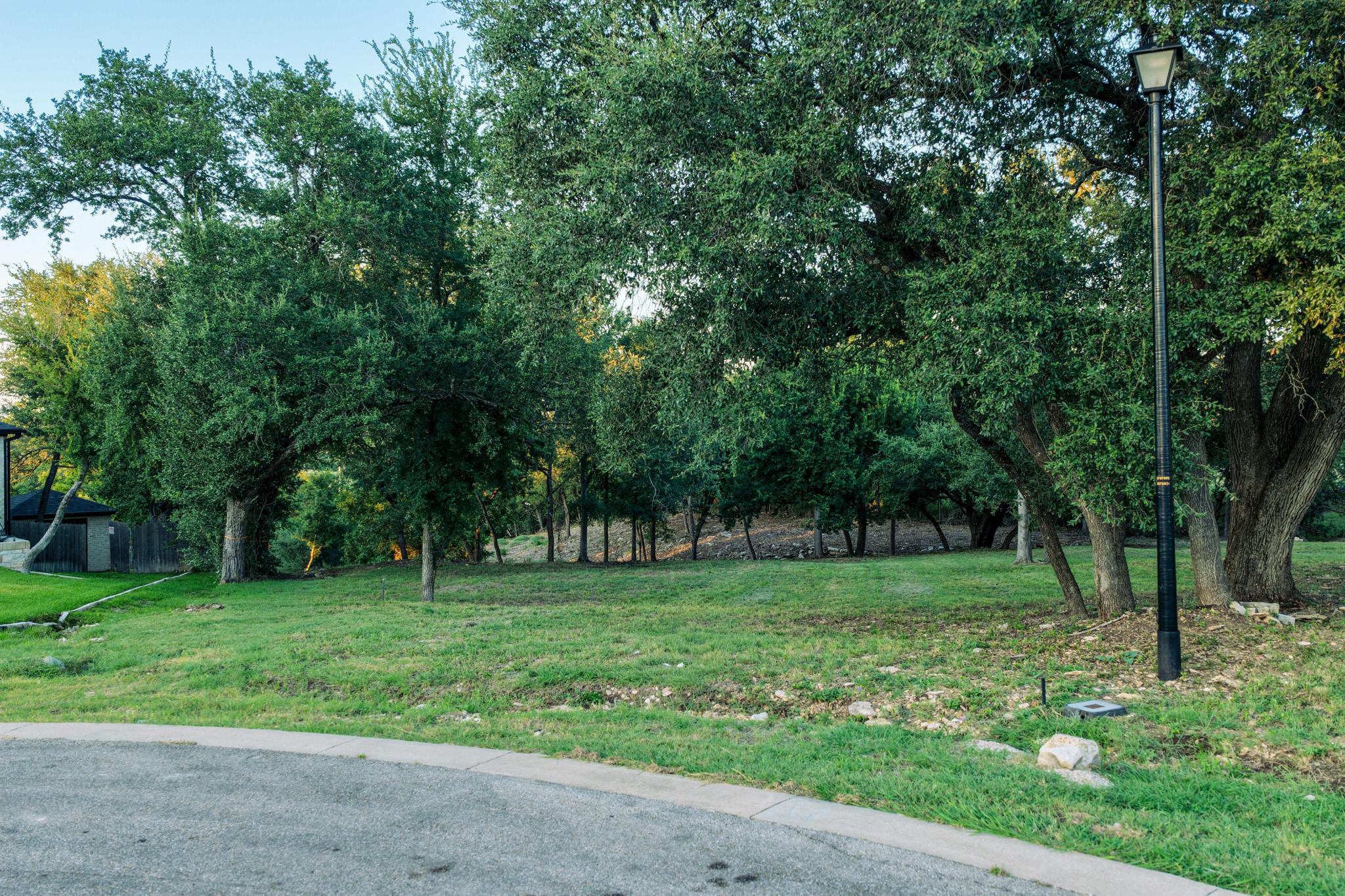 654 Creekside Dr Property Photo 2