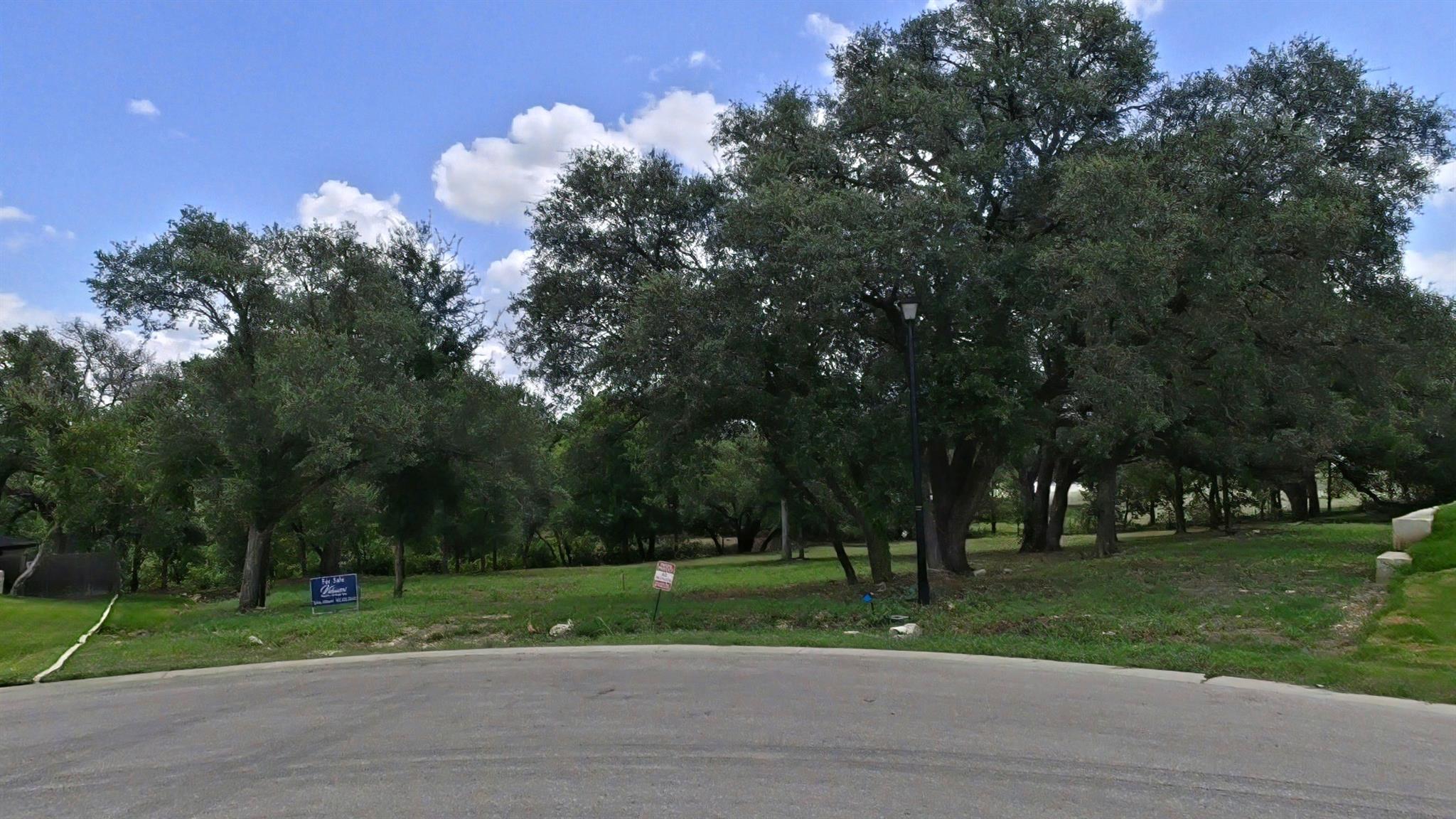 654 Creekside Dr Property Photo 3