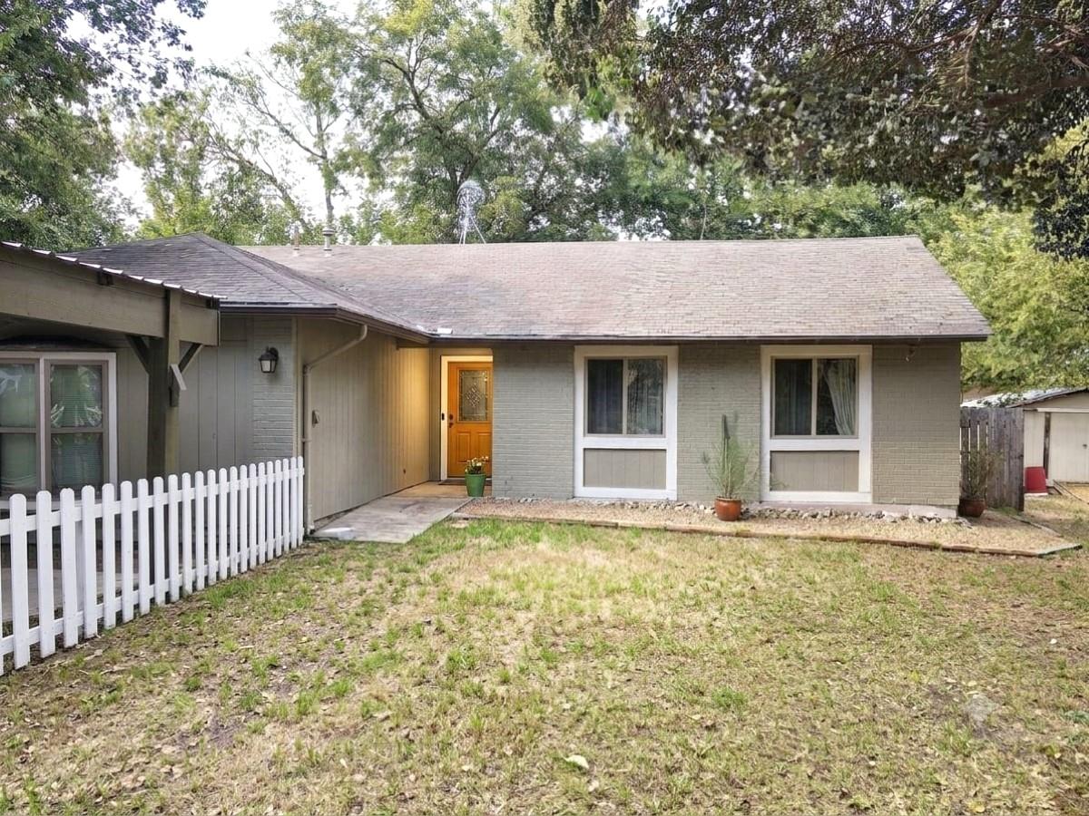 2423 Village Walk Property Photo 1