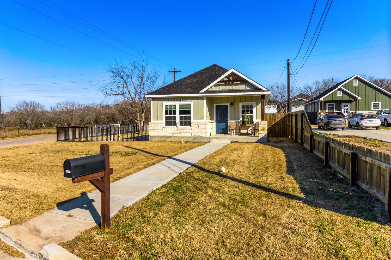 226 Spruce Ave Property Photo 3