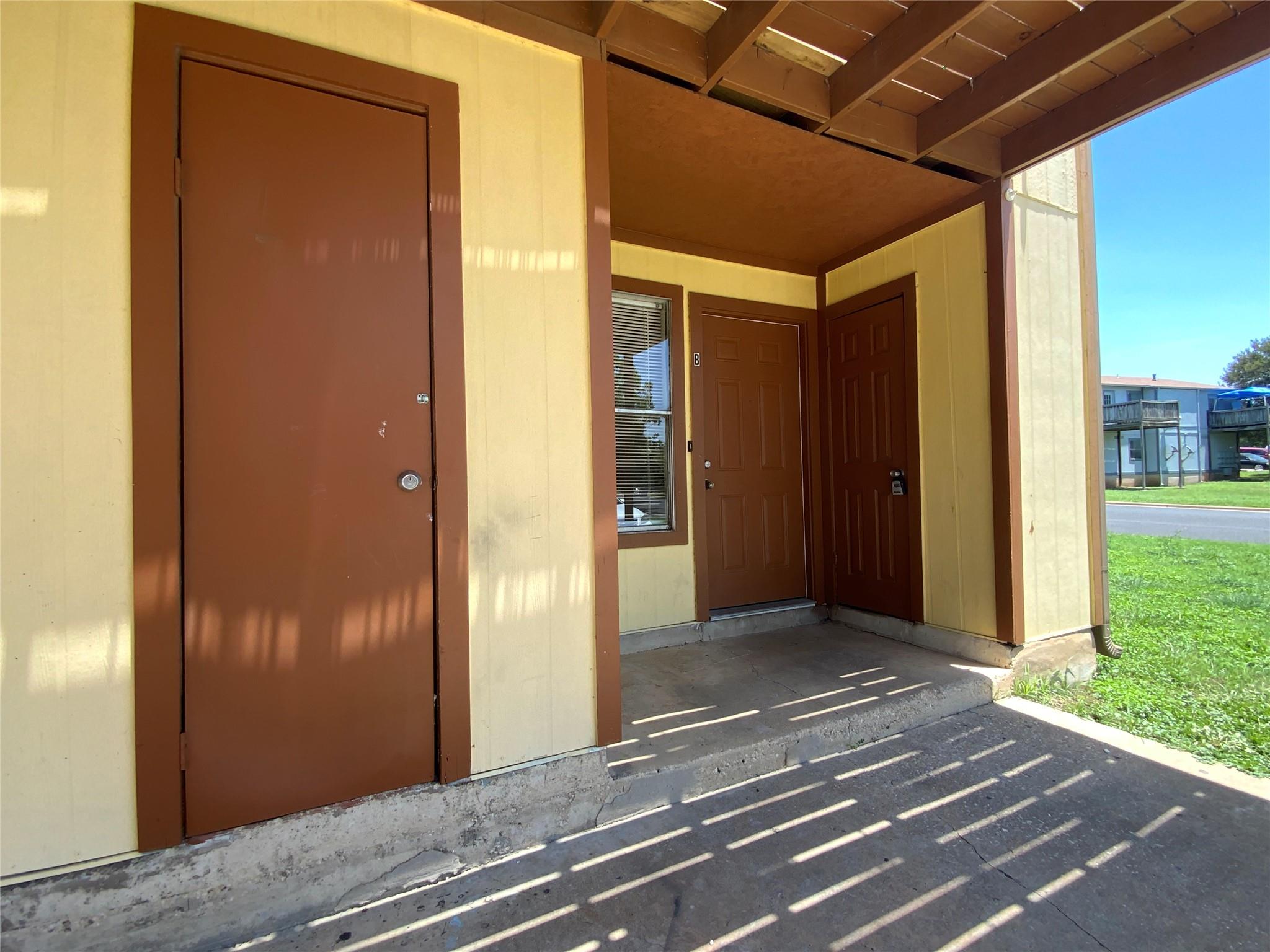 2300 Cedrick Cv #b Property Photo 3