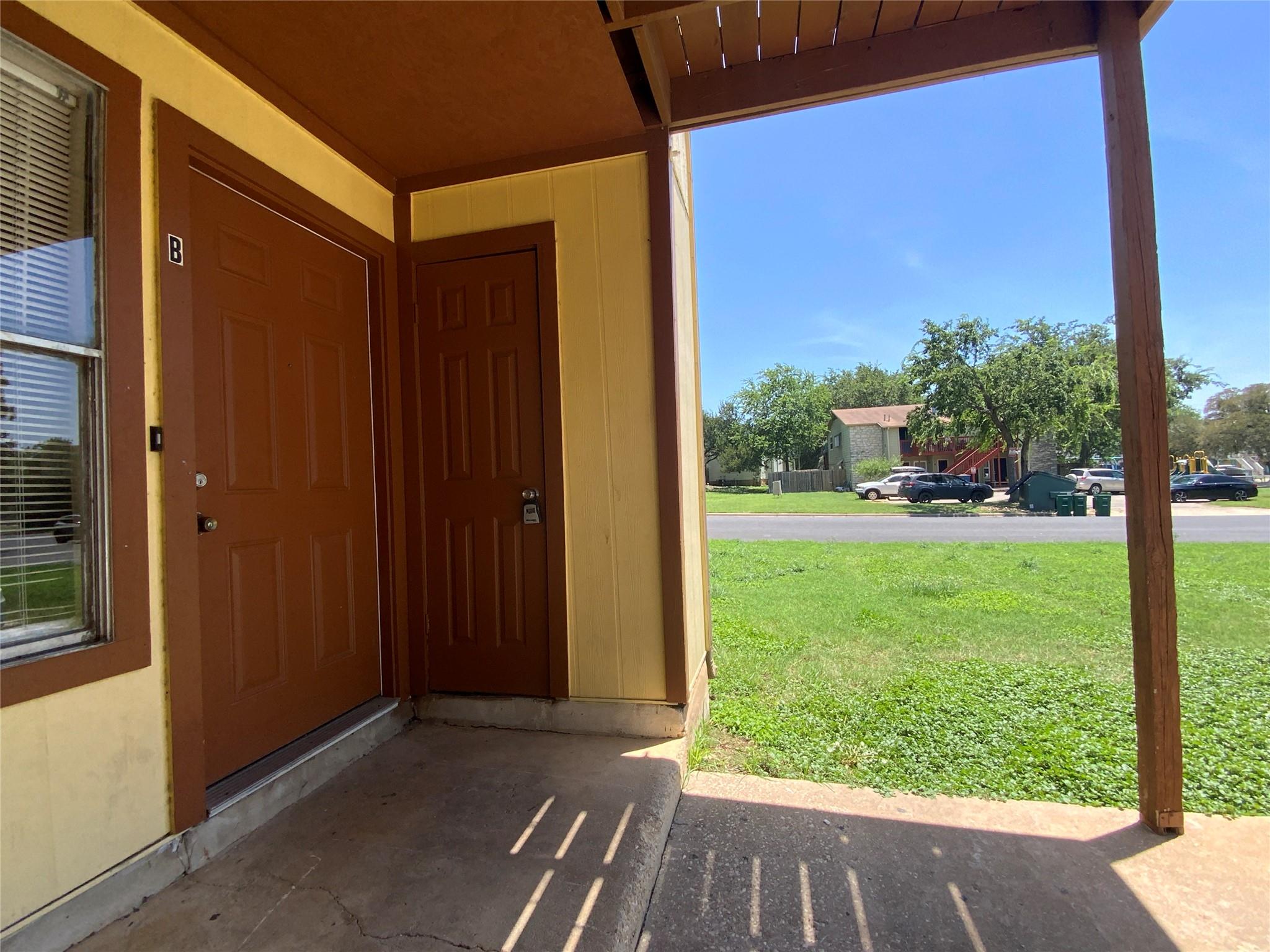 2300 Cedrick Cv #b Property Photo 4