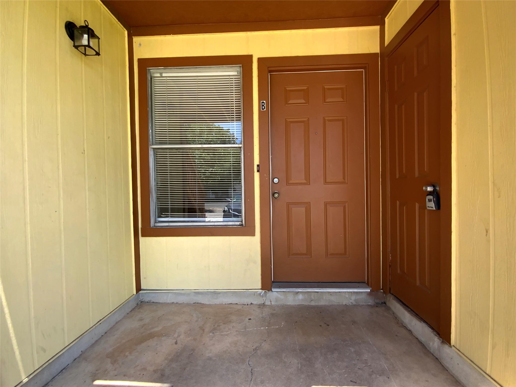 2300 Cedrick Cv #b Property Photo 5