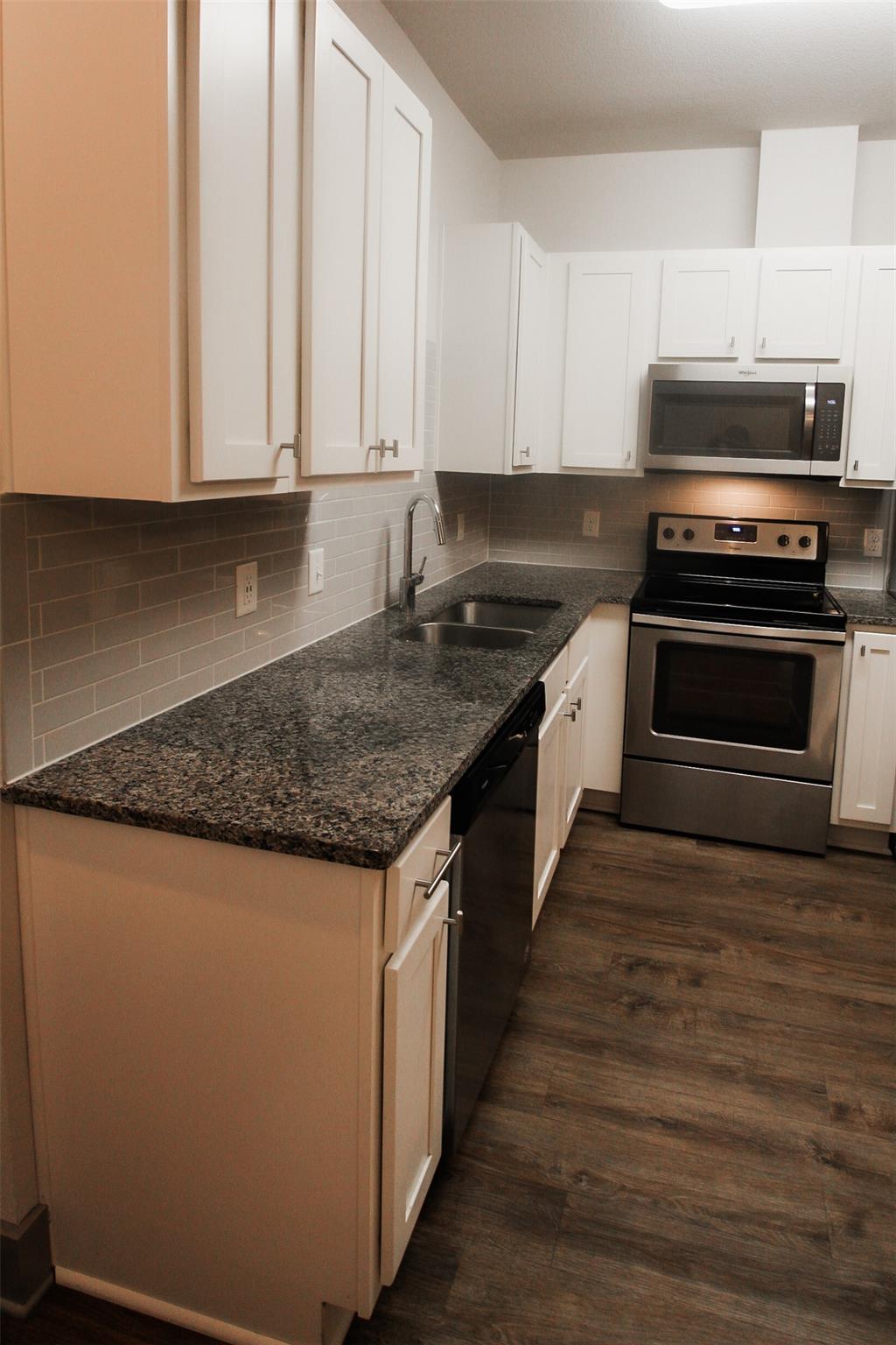 12208 Abbey Glen Ln Property Photo 4