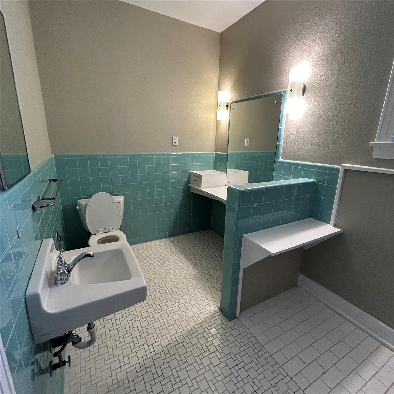1115 W 22 1/2 St Property Photo 25