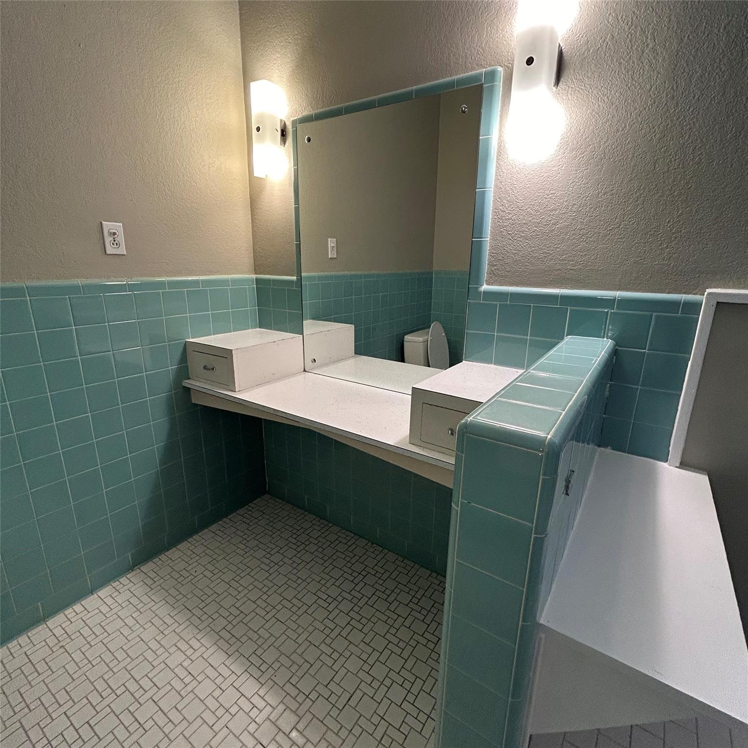 1115 W 22 1/2 St Property Photo 27