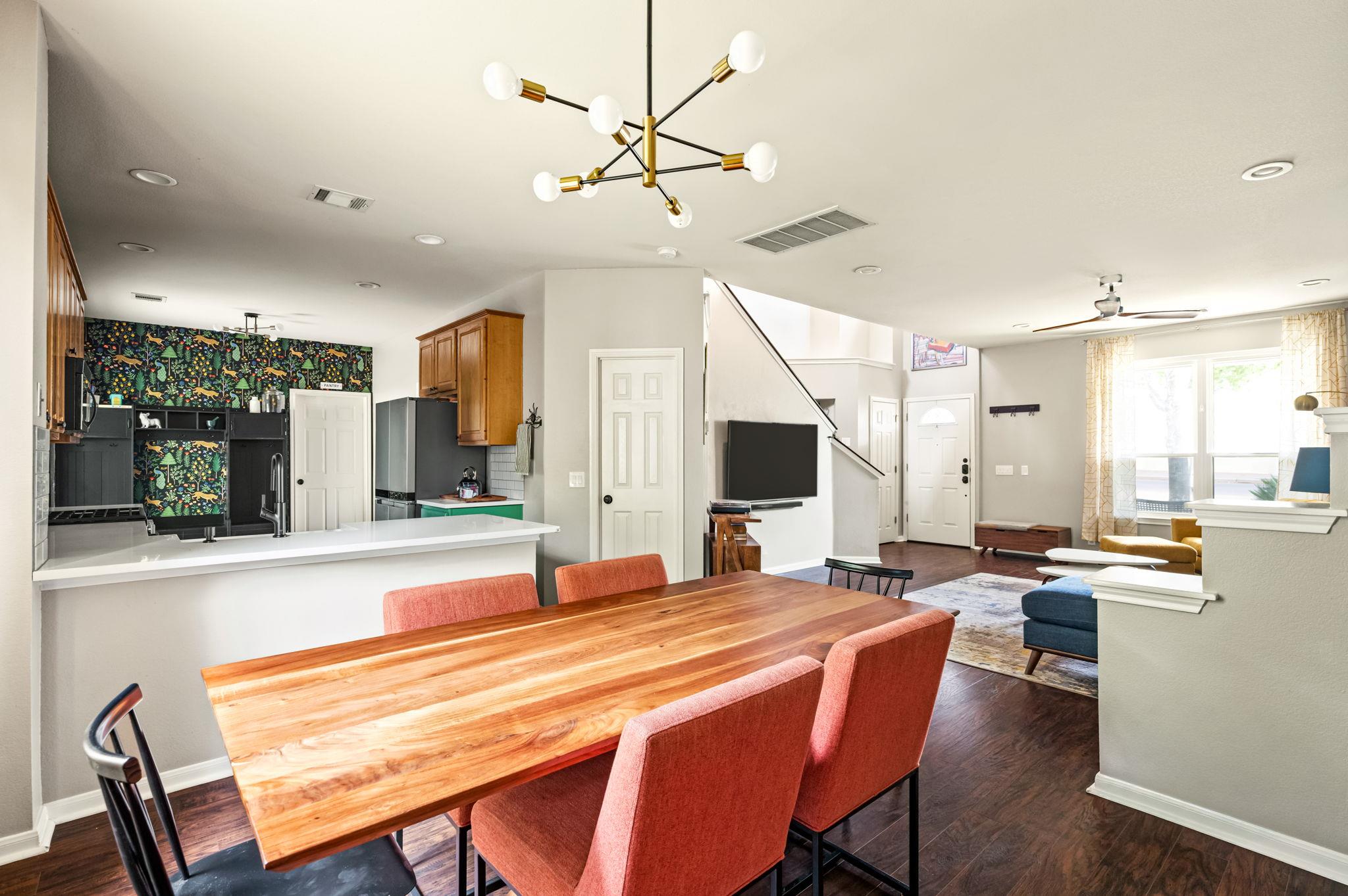 537 Somerset Rd Property Photo 3